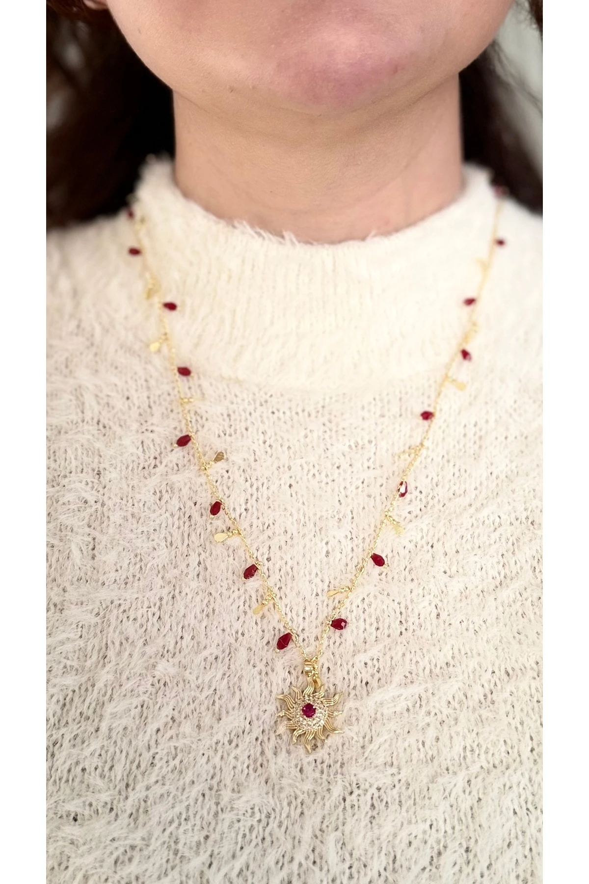 Enerji Veren Güneş Motifli Uzun Kolye - Yakut Kırmızısı Detaylı Zincir