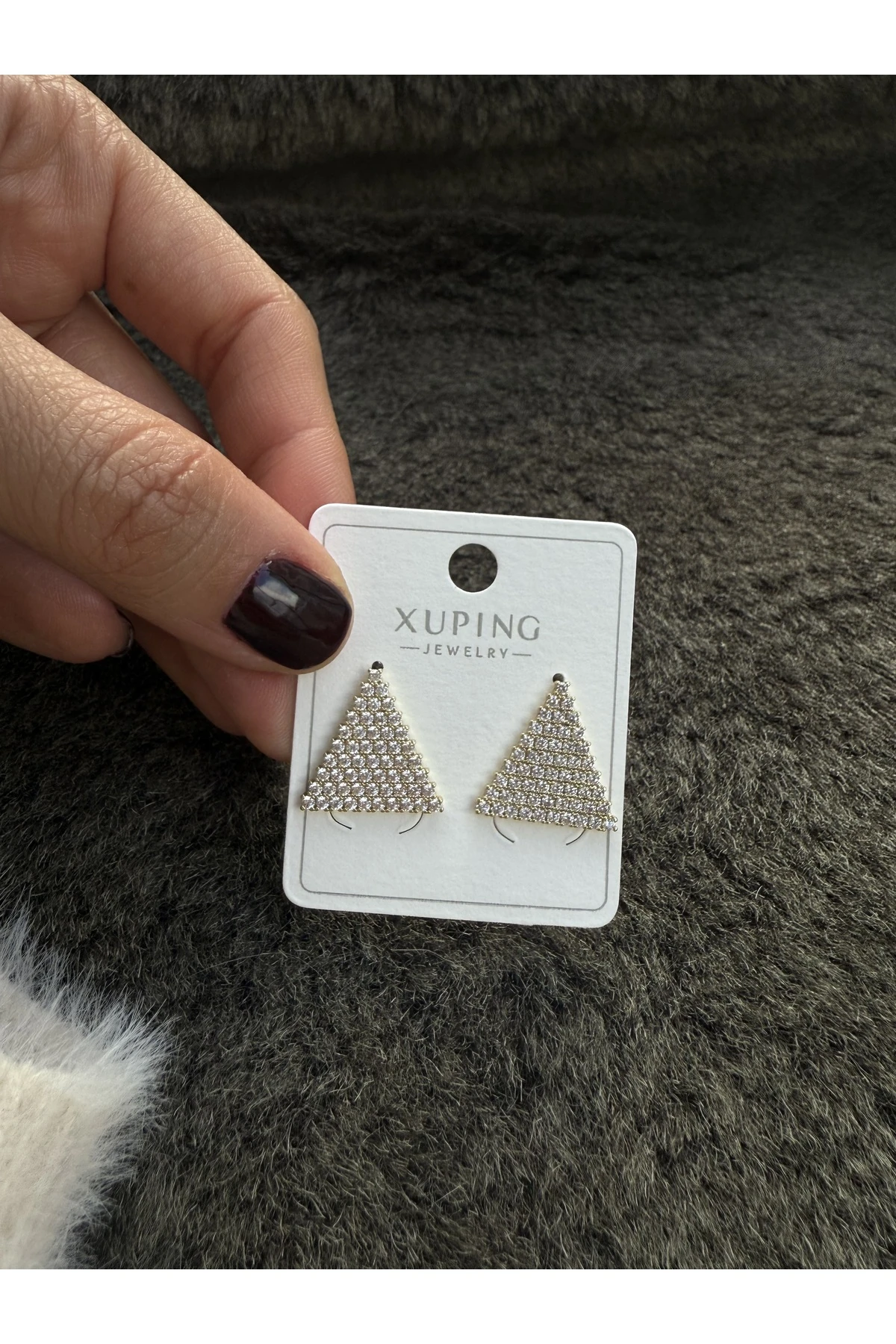 Üçgen Formlu Taş Detaylı Küpe – Işıltılı ve Modern Tasarım