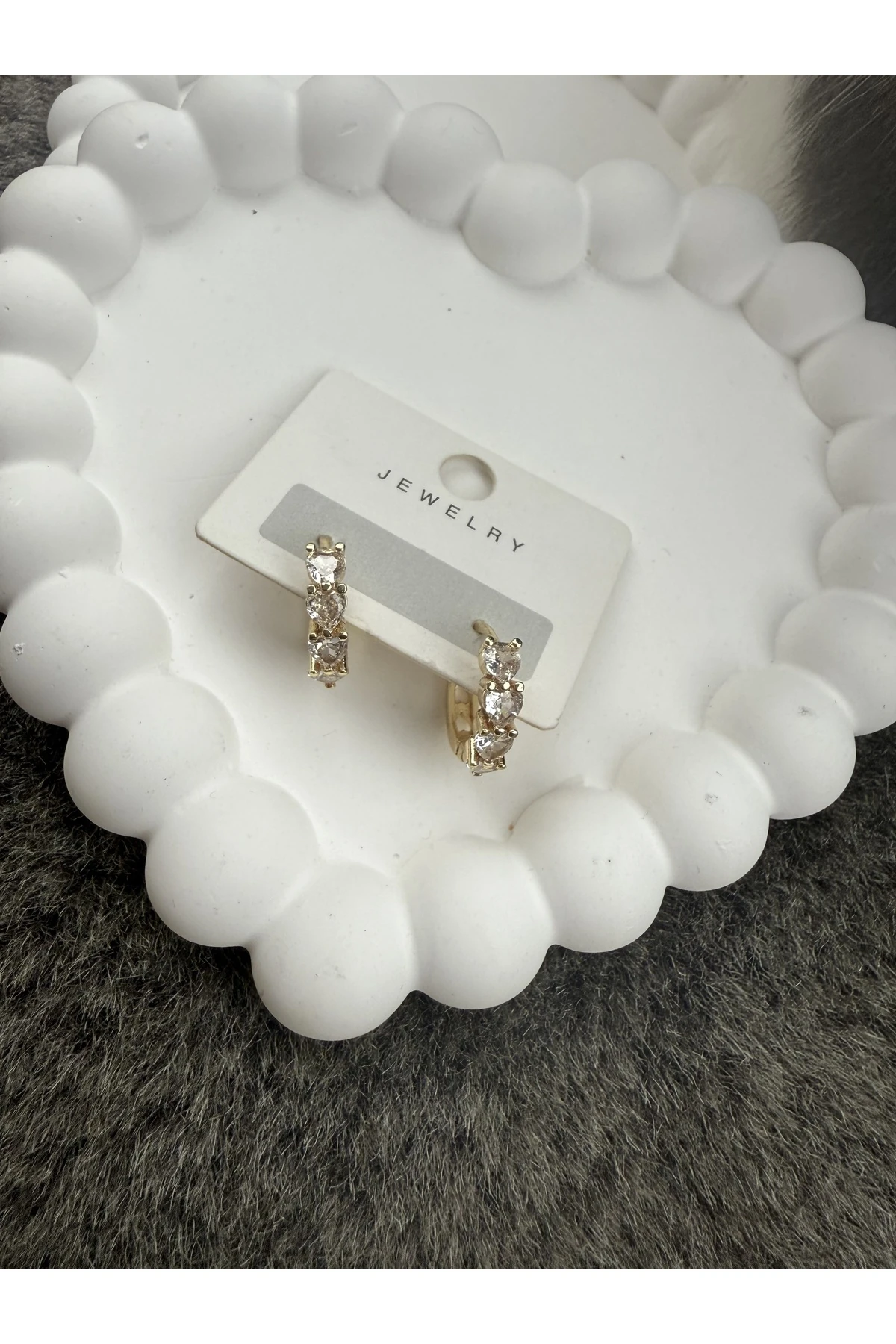 Üç Taşlı Altın Renk Işıltılı Çelik Küpe