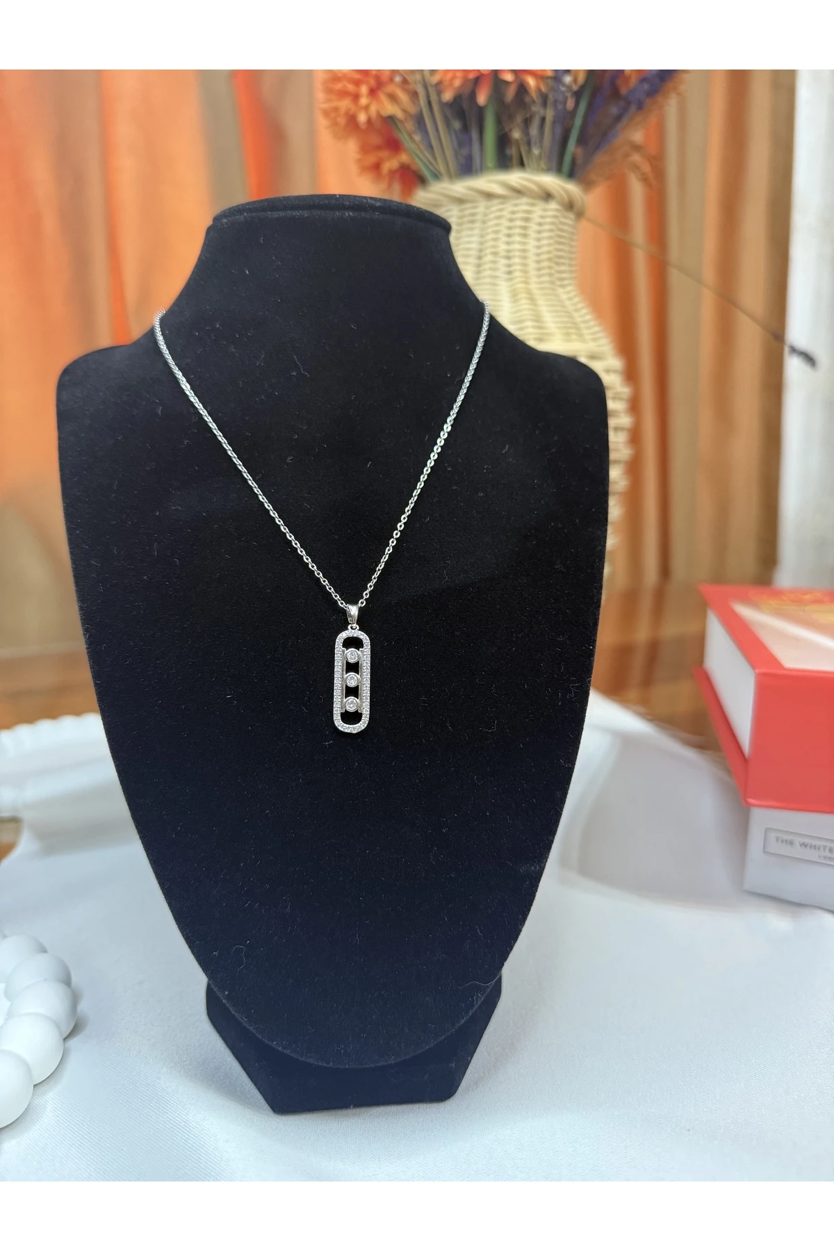 Üç Taşlı Çelik Kolye – Zarif ve Şık Tasarım