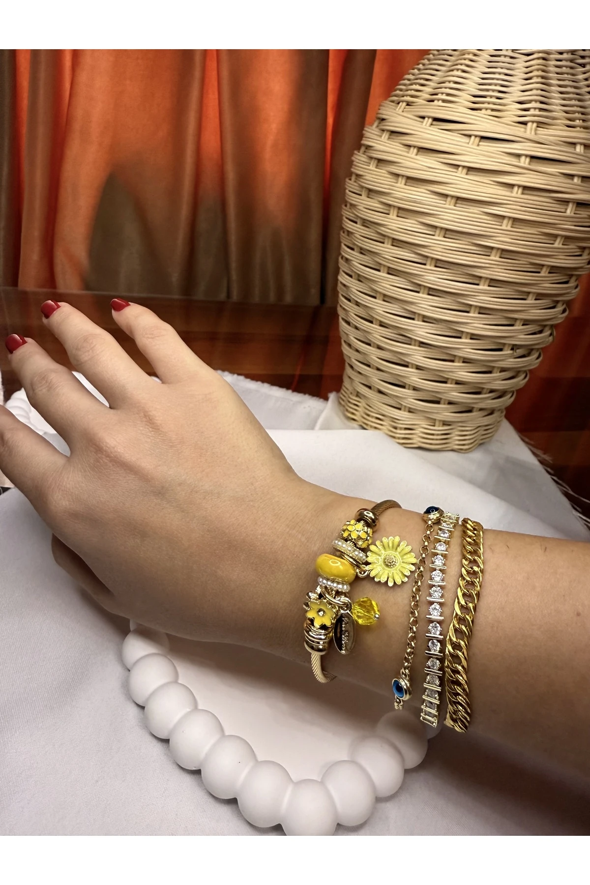 Altın Renk Çelik Charm Bileklik – Sarı Çiçek Detaylı