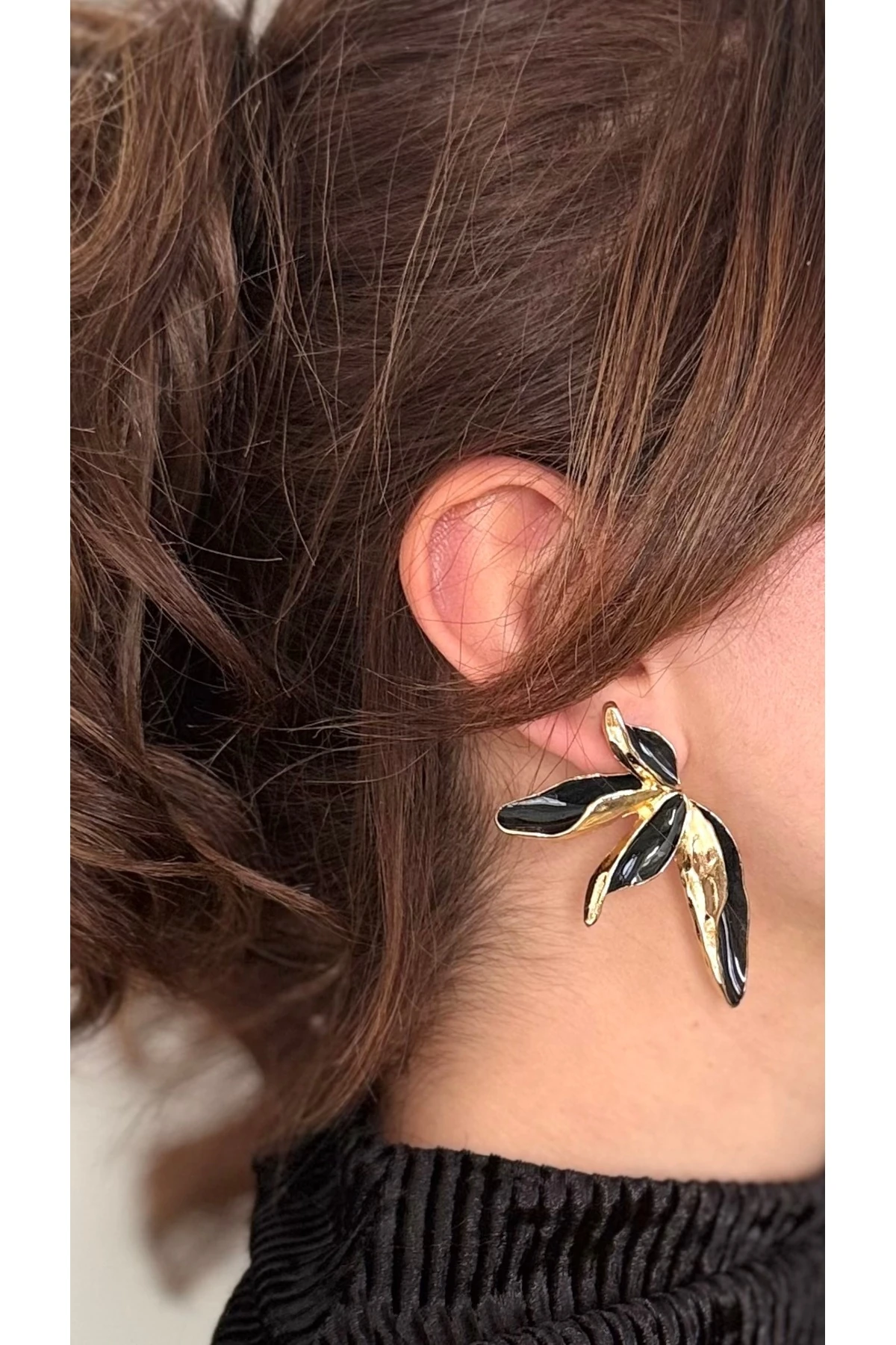 Gold Detaylı, Siyah Mineli Yaprak/Çiçek Küpe