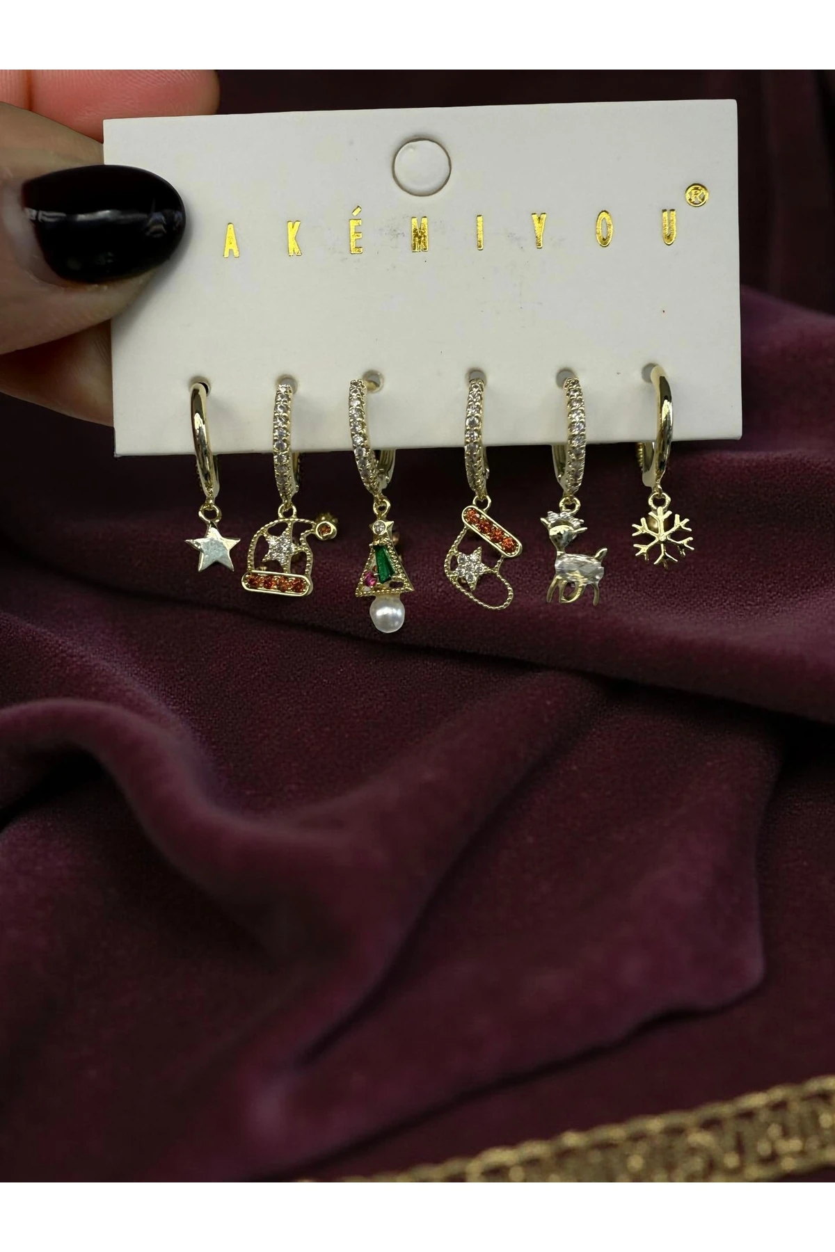 Yılbaşı Konsept Tekli Küpe Seti – Gold Renk, Taş Detaylı, 6 Farklı Model