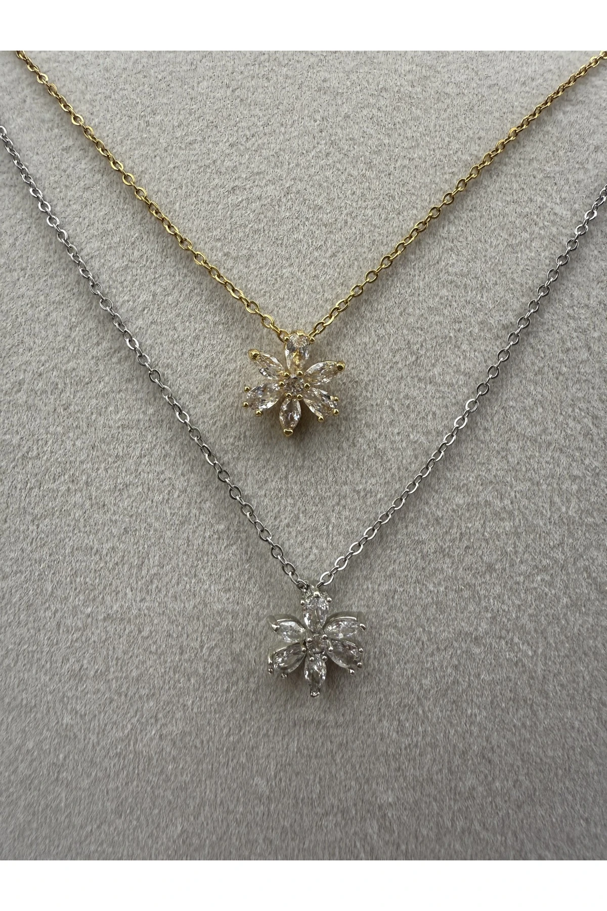 Altın veya GümüşKaplama Çiçek Model Taşlı Kolye – Zarif ve Işıltılı Tasarım – Kararma Yapmaz