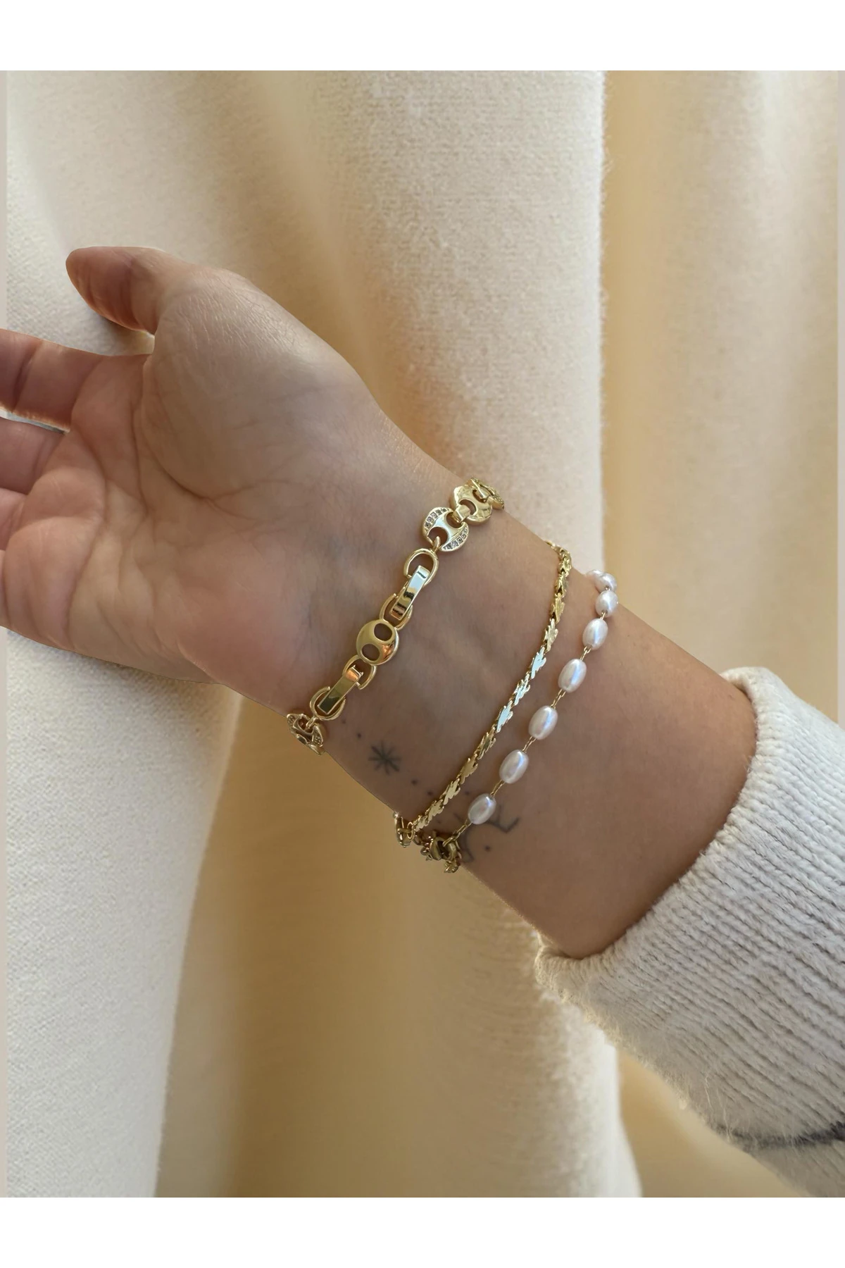 Gold Renk Modern Halkalı Tasarım Taş Detaylı Bileklik – Ayarlanabilir, Şık Model