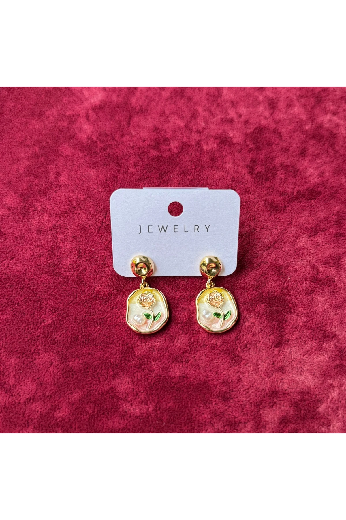 İnci Görünümlü Çiçek Detaylı Sallantılı Küpe