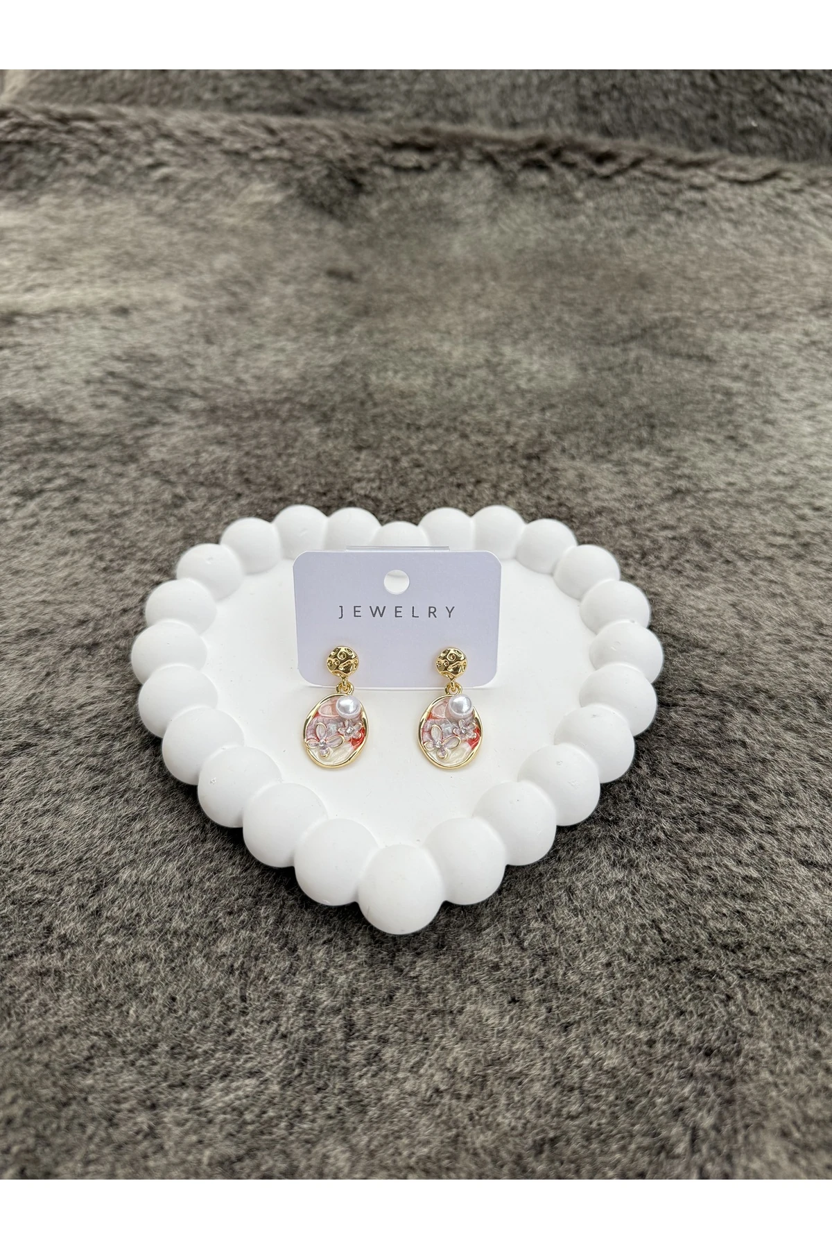 Altın Renk Çiçek Detaylı İnci Küpe – Zarif & Modern Tasarım