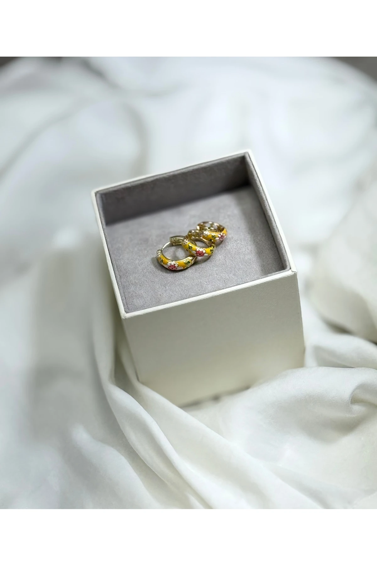 Geometrik Üçgen Tasarımlı Kadın Küpe – Altın Renk, Modern & Zarif