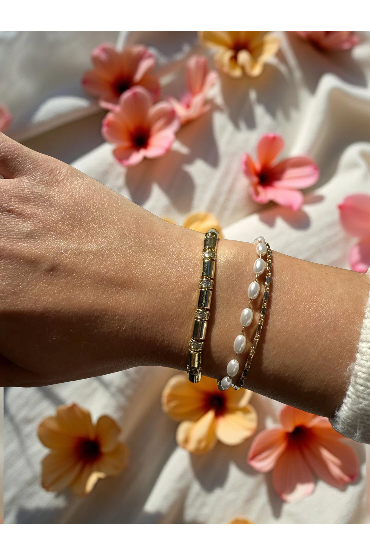 Gold Silindirik Form Taş Detaylı Zarif Bileklik – Şık & Modern Tasarım