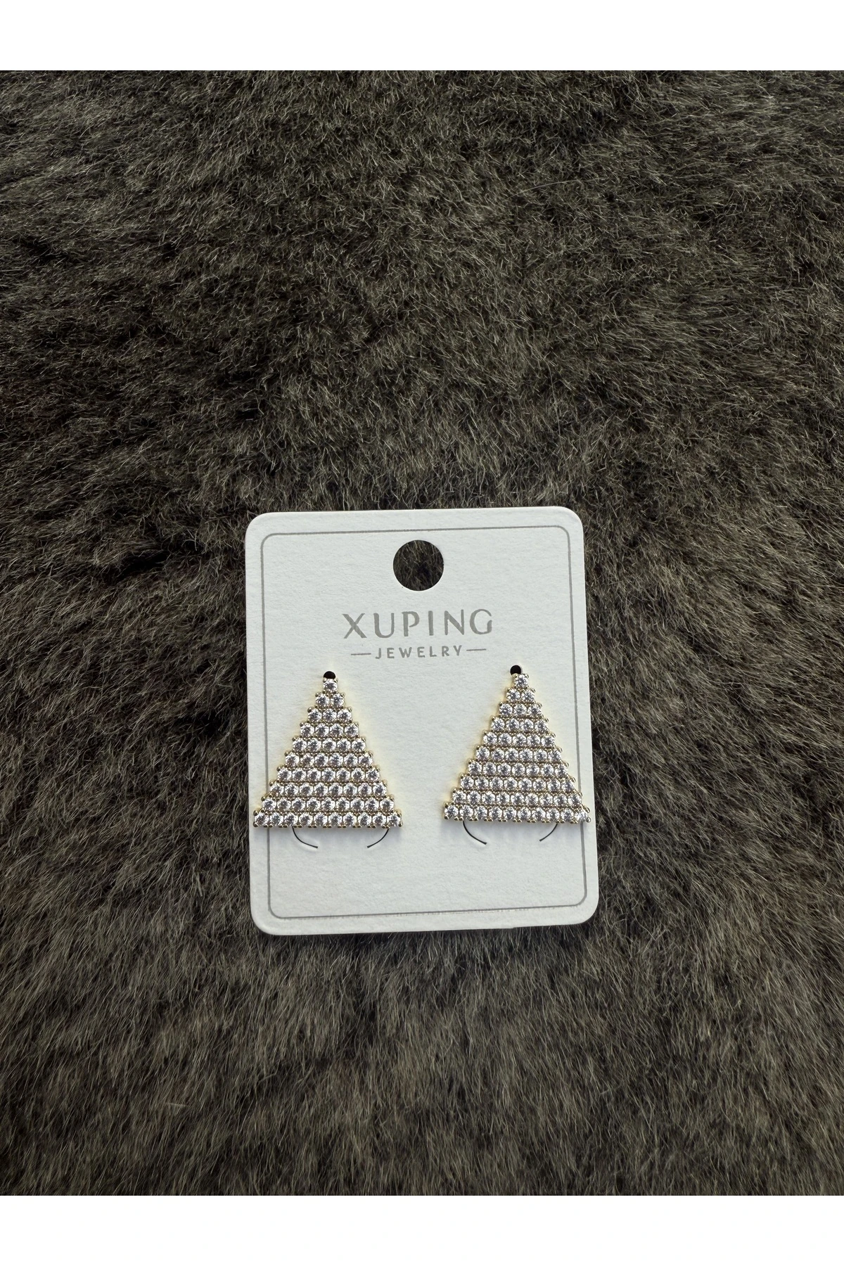 Üçgen Formlu Taş Detaylı Küpe – Işıltılı ve Modern Tasarım