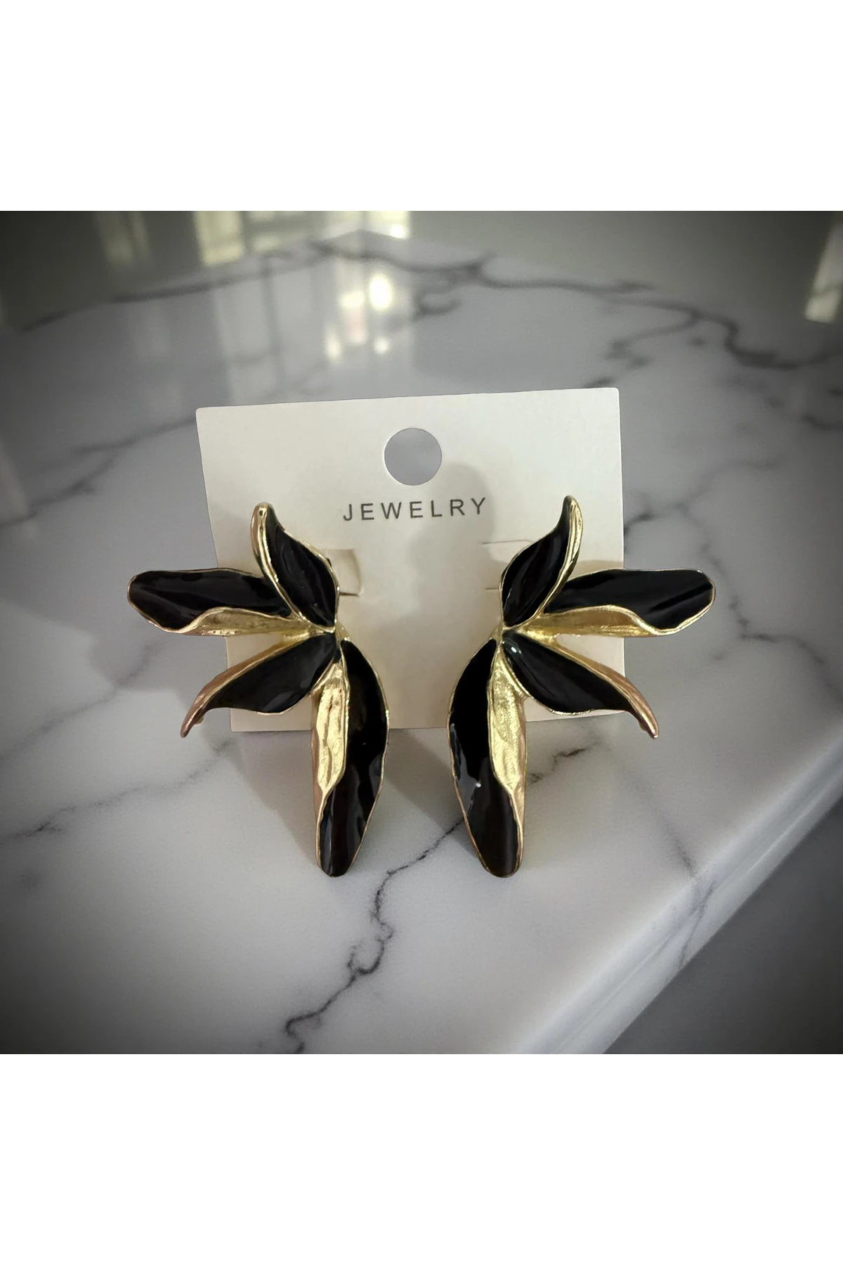 Gold Detaylı, Siyah Mineli Yaprak/Çiçek Küpe