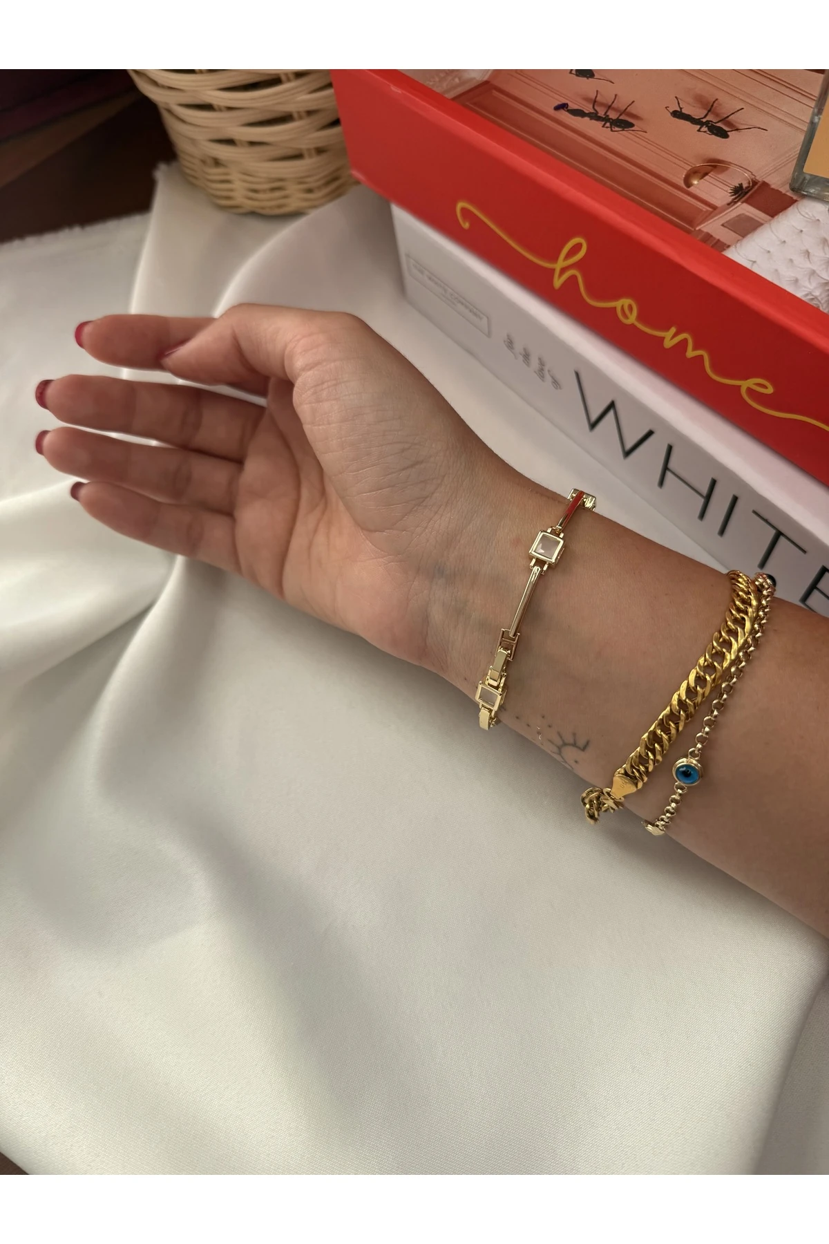 Altın Renk Çelik Kare Detaylı Zarif Bileklik