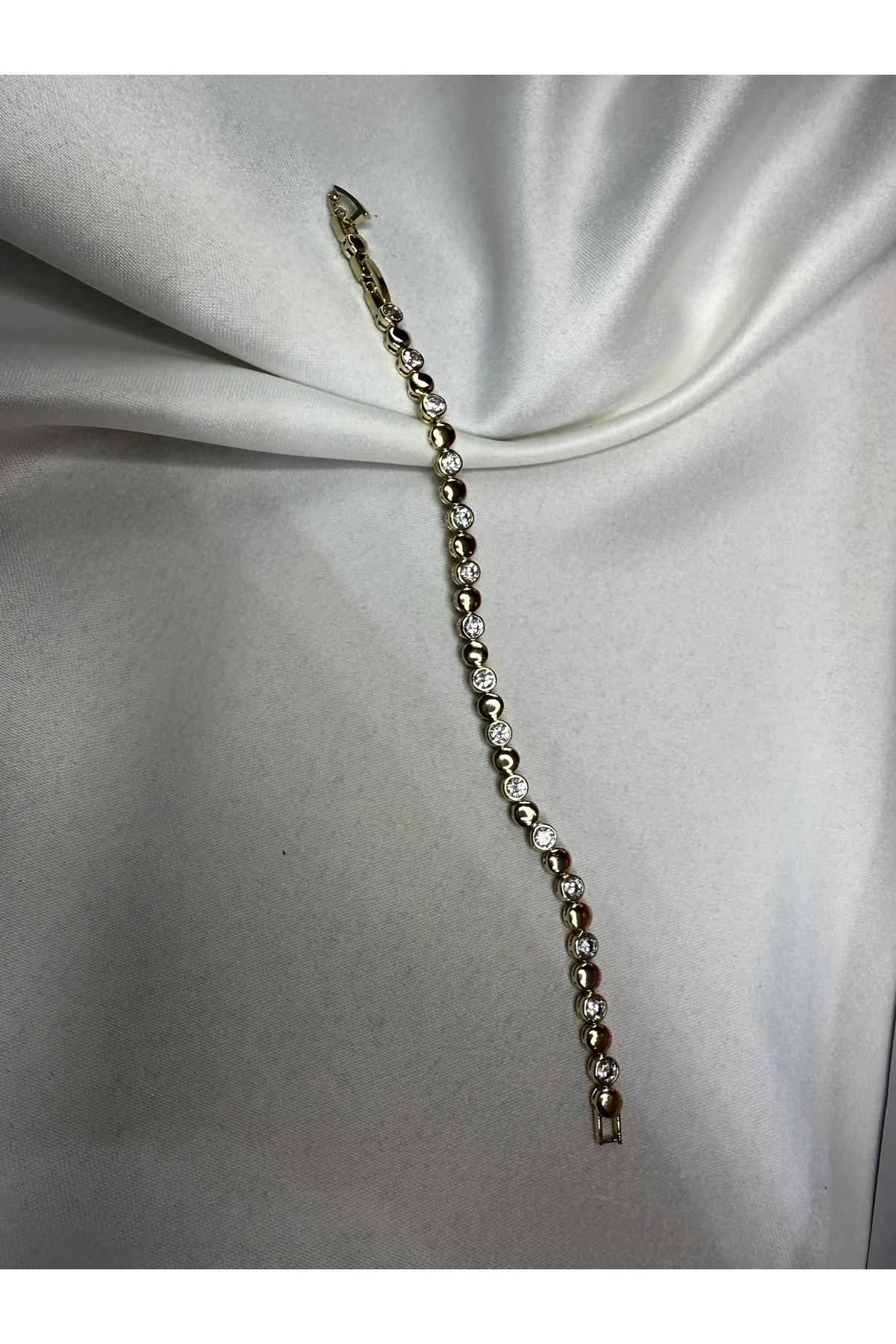 Altın Renk Çelik Taşlı Zarif Bileklik