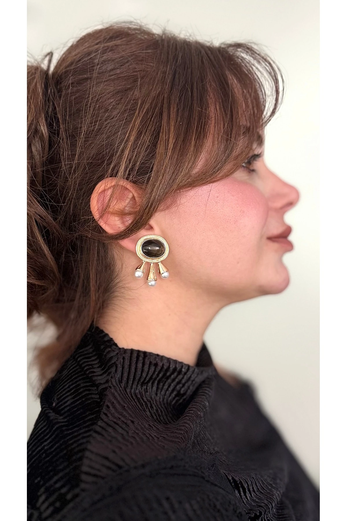 İnci Detaylı, Siyah Oval Taşlı Gold Küpe