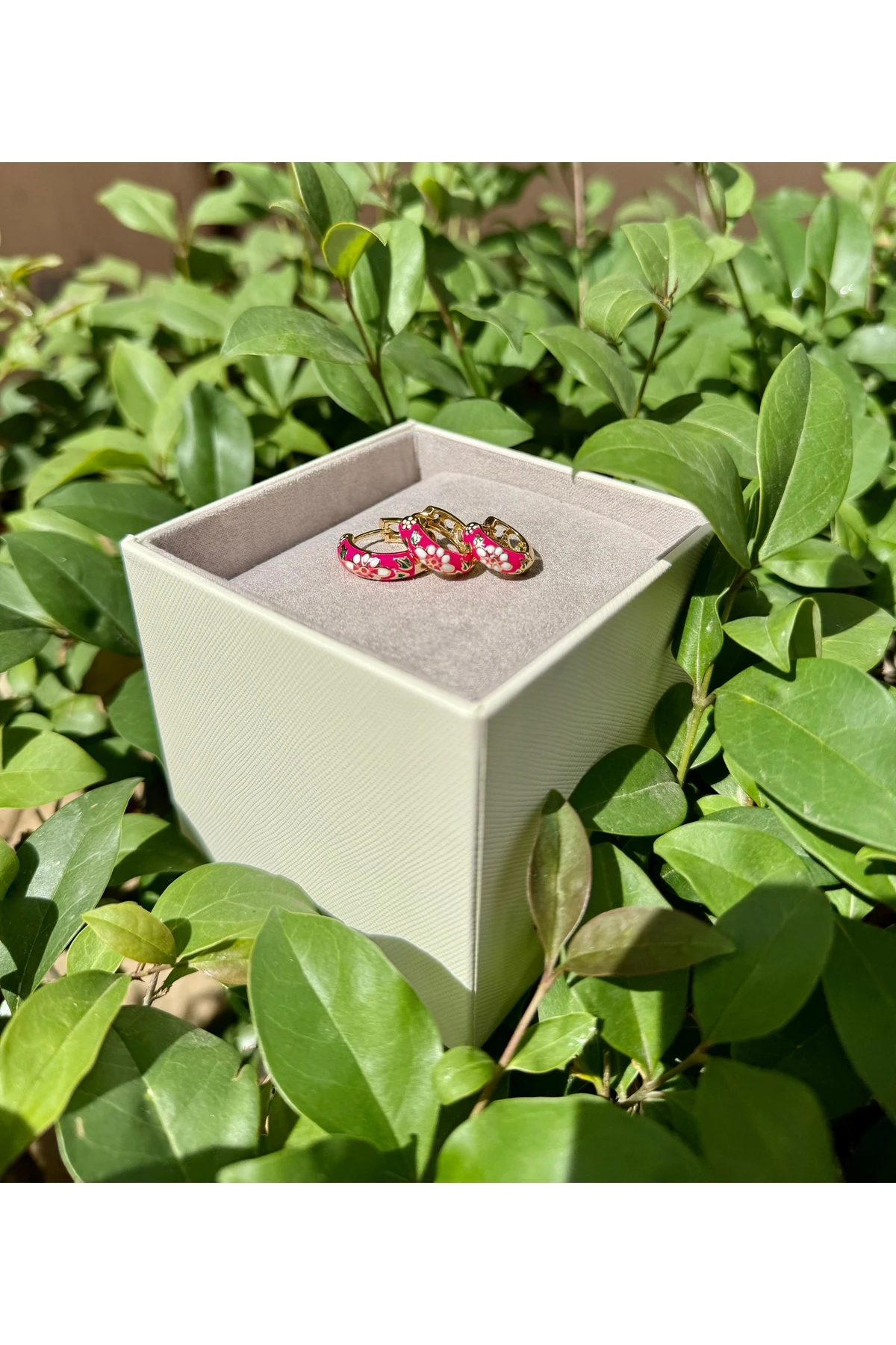 Kadın Pembe Çiçek Desenli Çelik Halka Küpe - Altın Detaylı