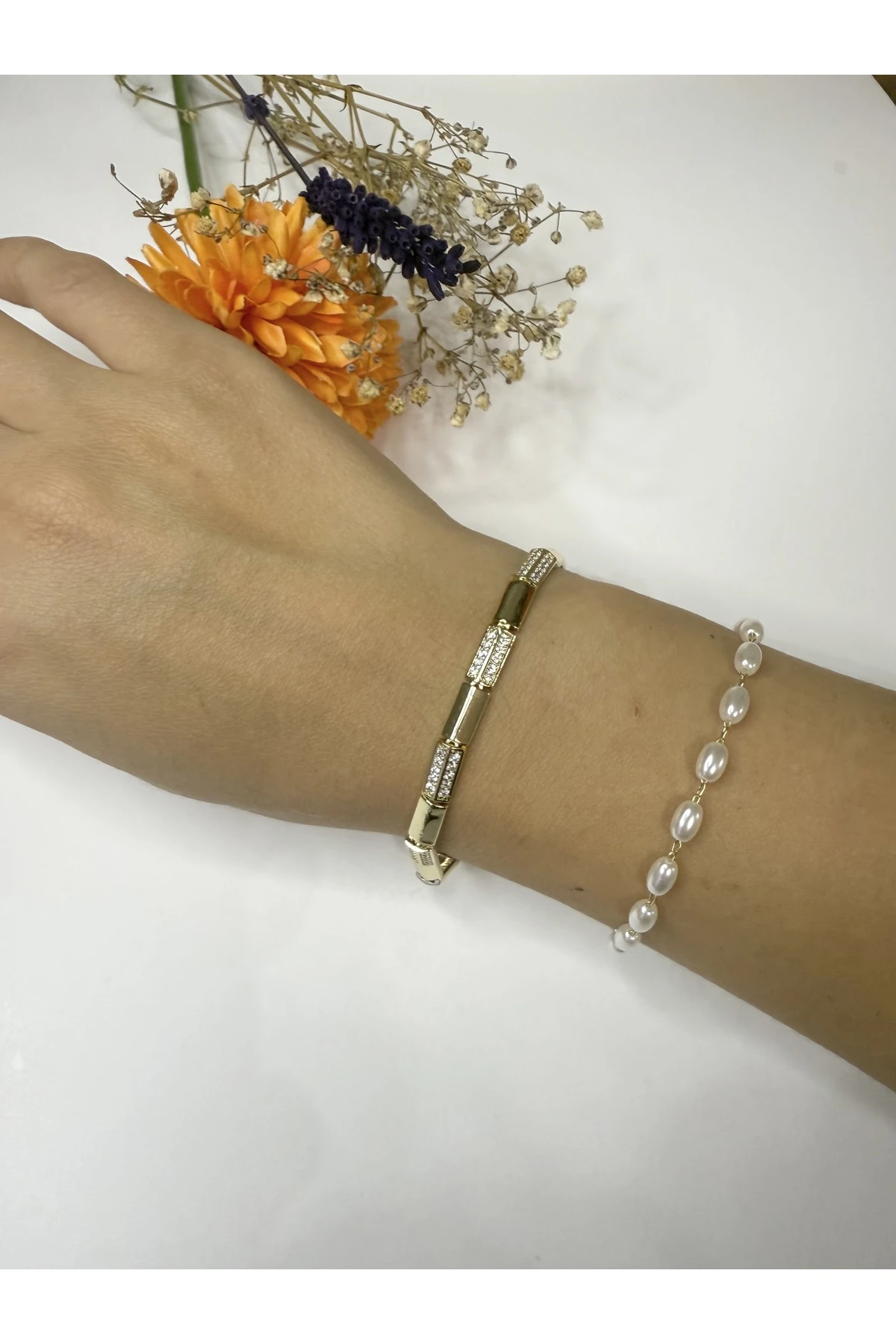 Altın Taş Detaylı Zarif Bileklik – Işıltılı ve Şık Tasarım