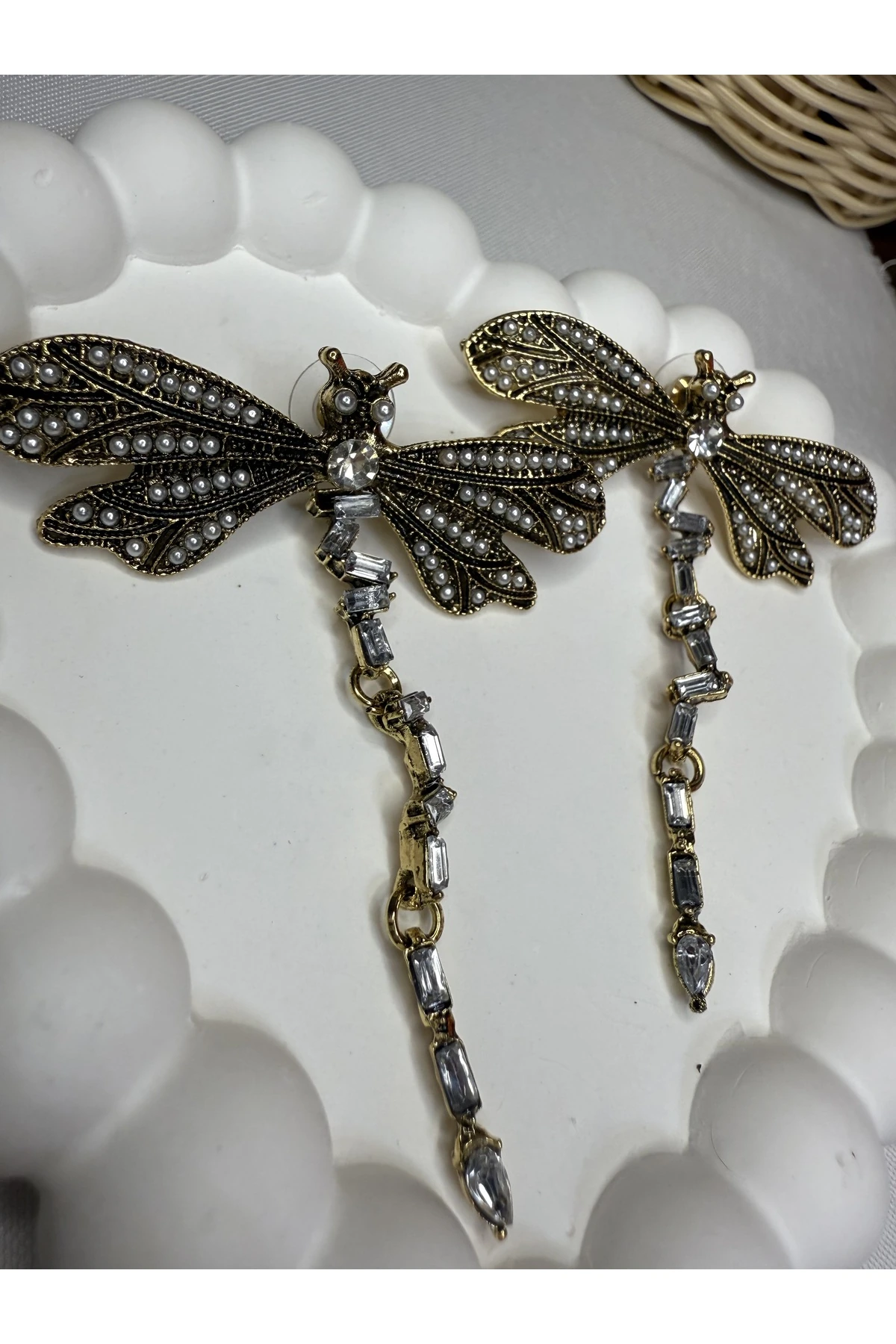 Altın Renk Taş ve İnci Detaylı Yusufçuk Küpe