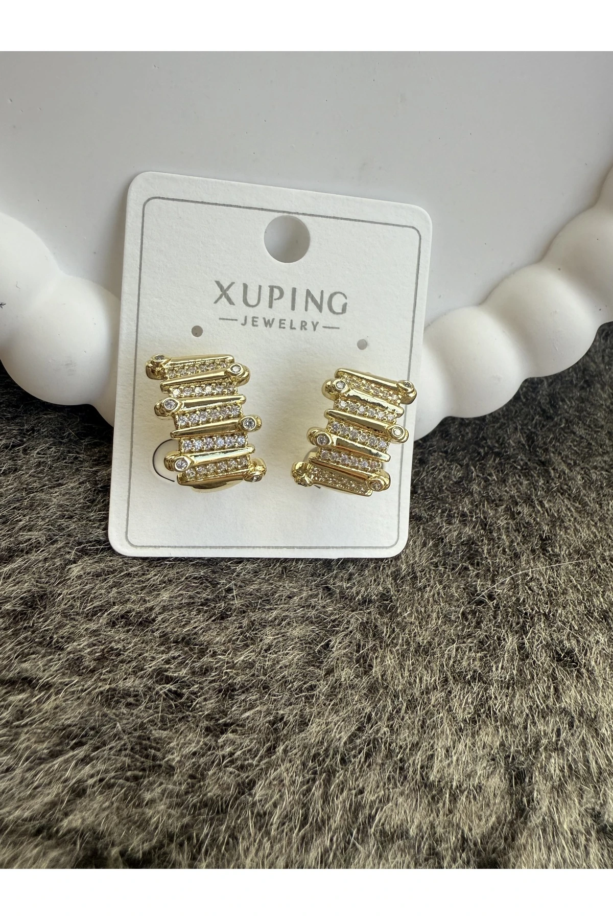 Taş Detaylı Altın Renk Zarif Küpe – Işıltılı ve Şık Tasarım