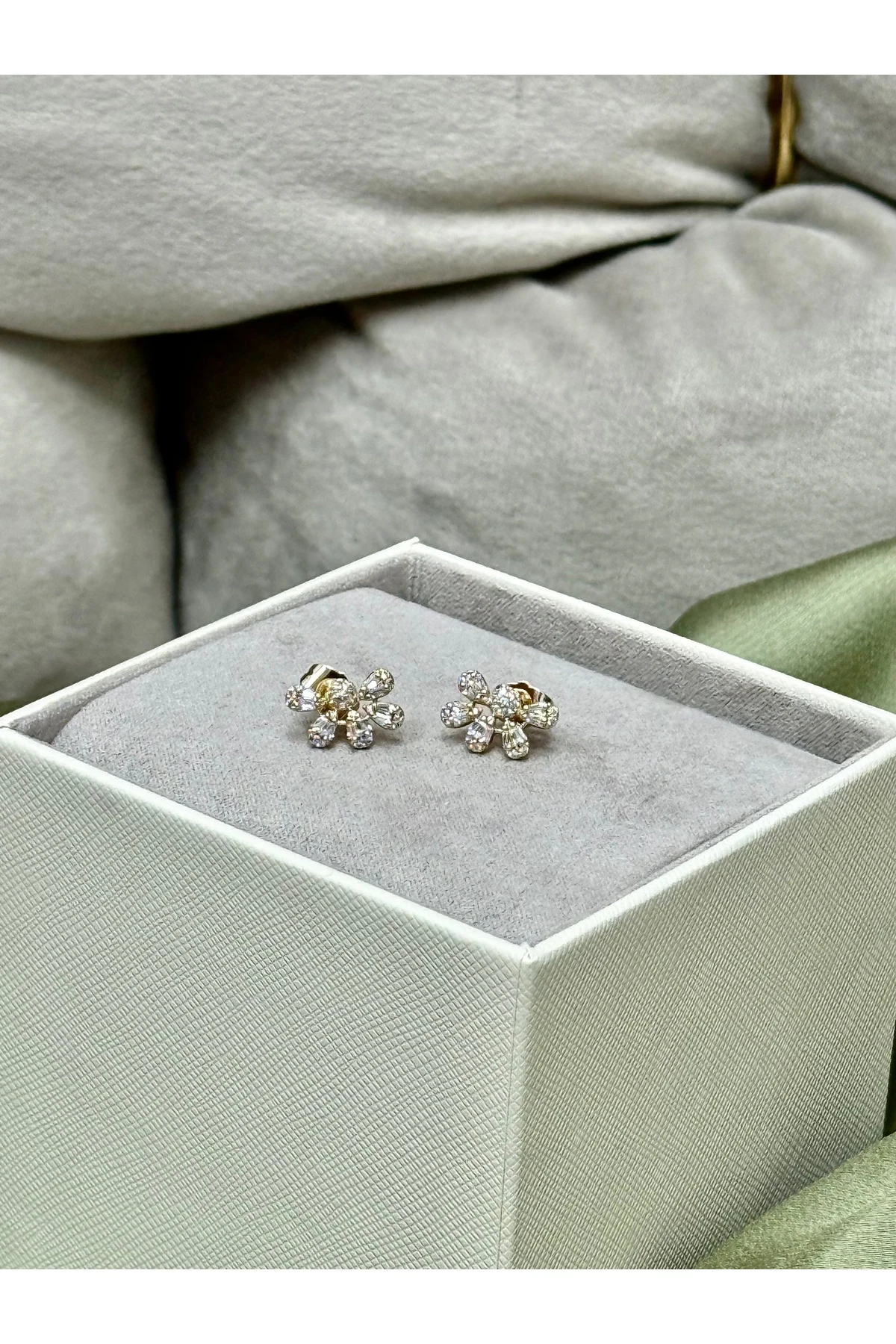 Kadın Çiçek Formlu Taşlı Çelik Küpe - Altın Renk