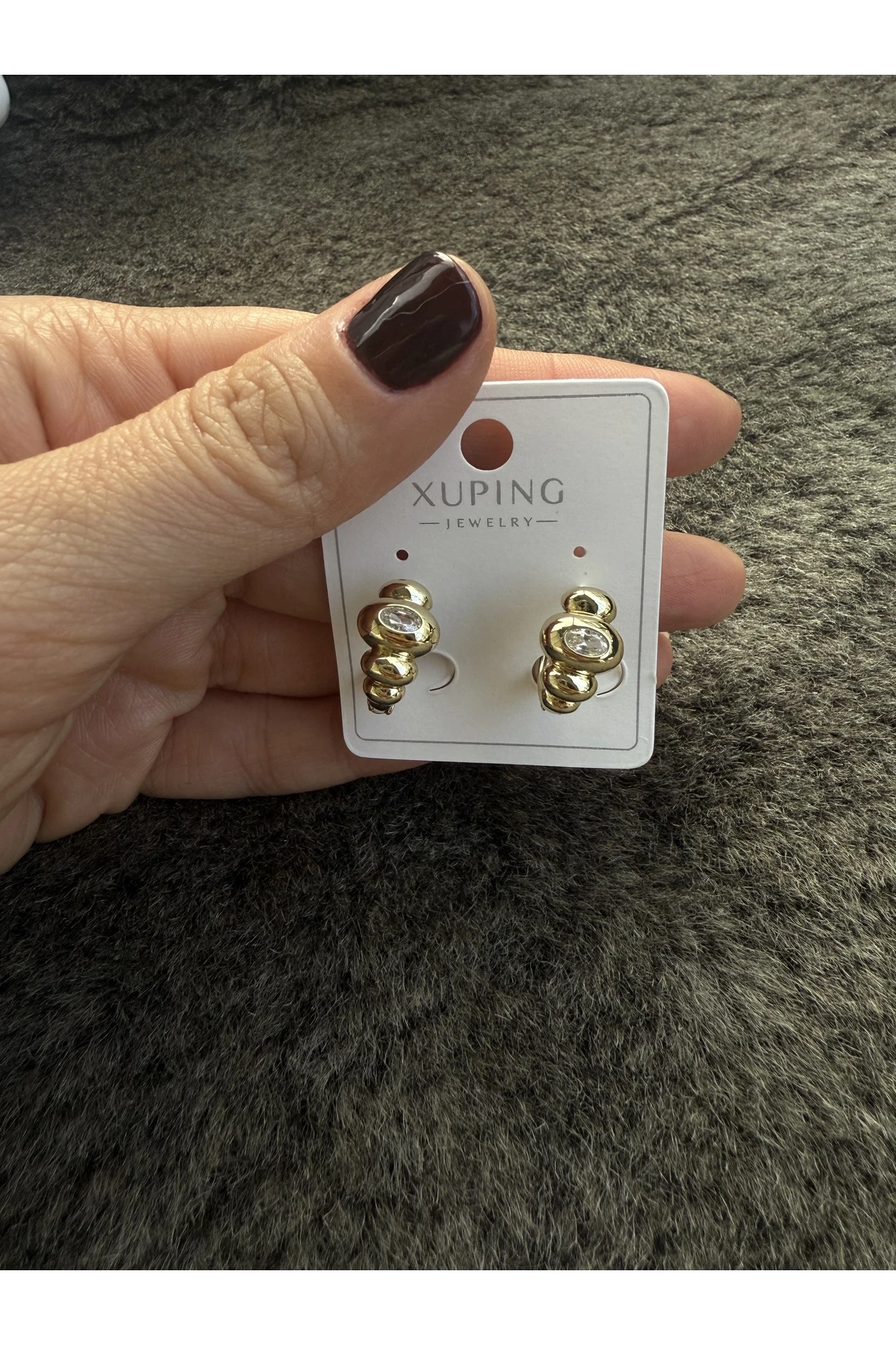 Taş Detaylı Altın Mini Halka Küpe – Işıltılı ve Şık Tasarım