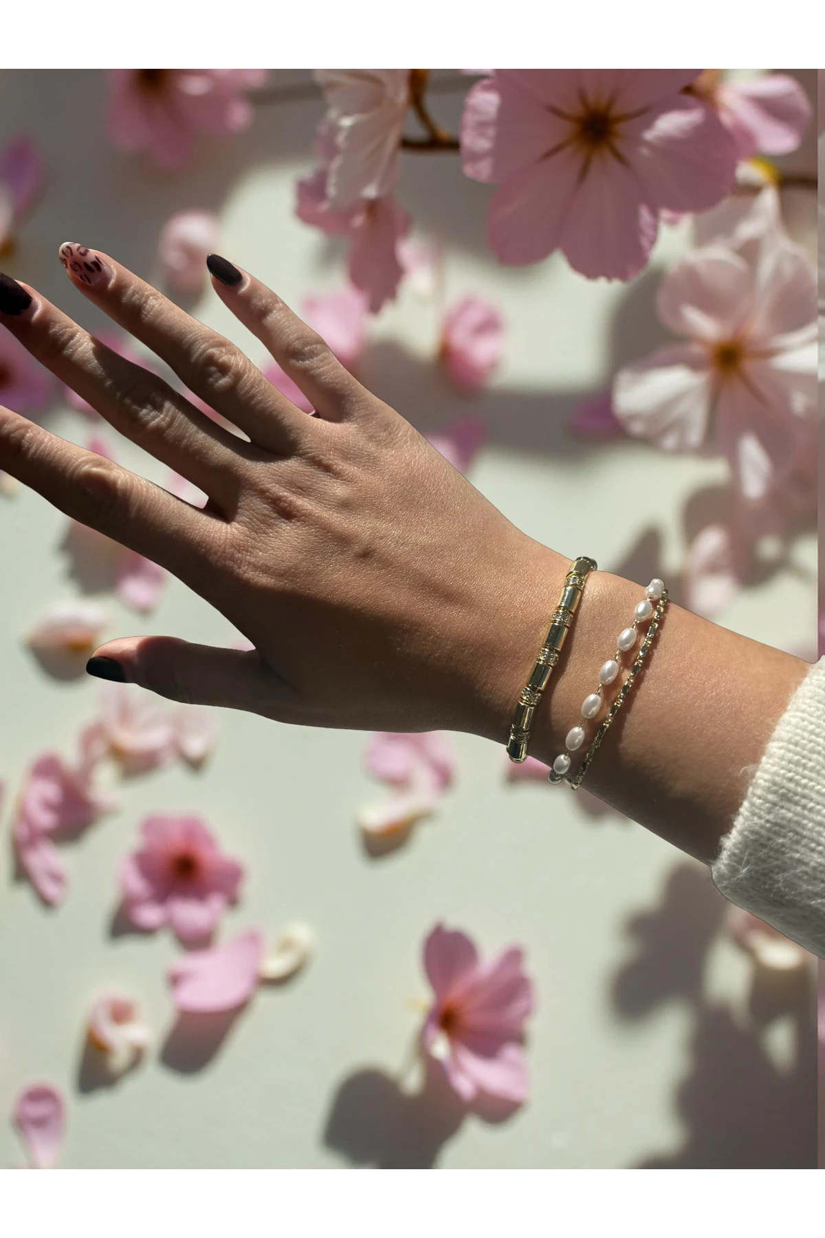 Gold Silindirik Form Taş Detaylı Zarif Bileklik – Şık & Modern Tasarım