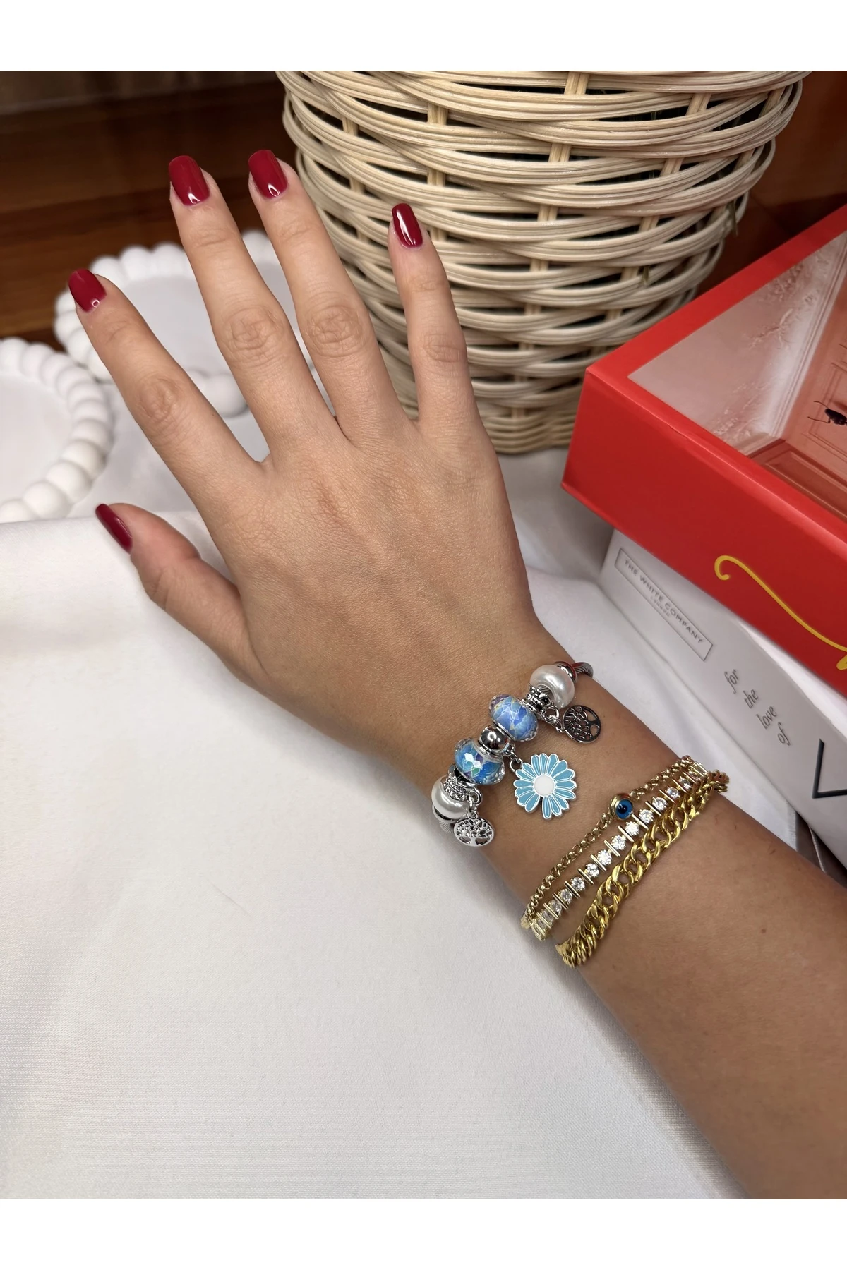 Gümüş Renk Çelik Charm Bileklik – Mavi Çiçek & Hayat Ağacı Detaylı