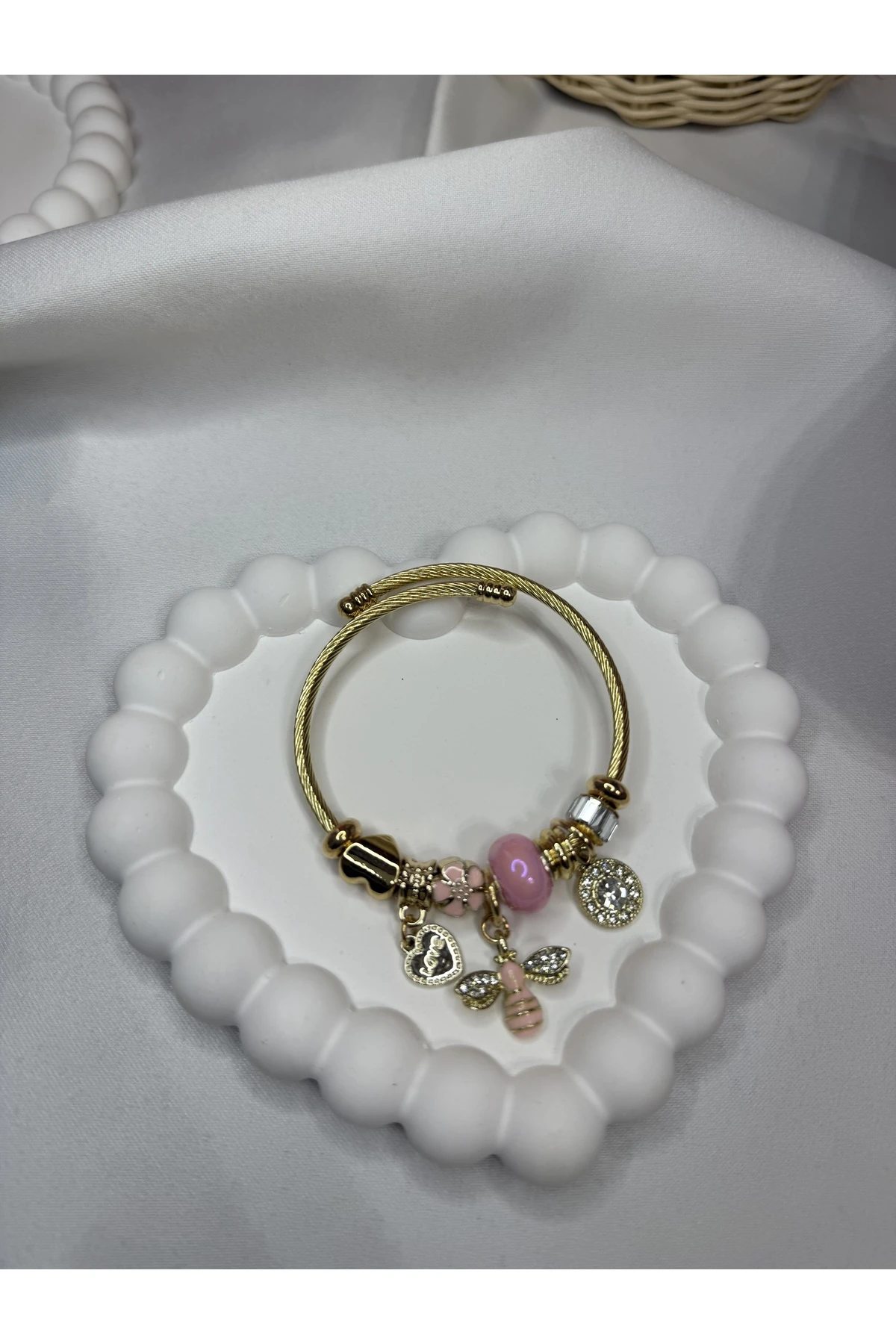 Altın Renk Çelik Charm Bileklik – Pembe Detaylı