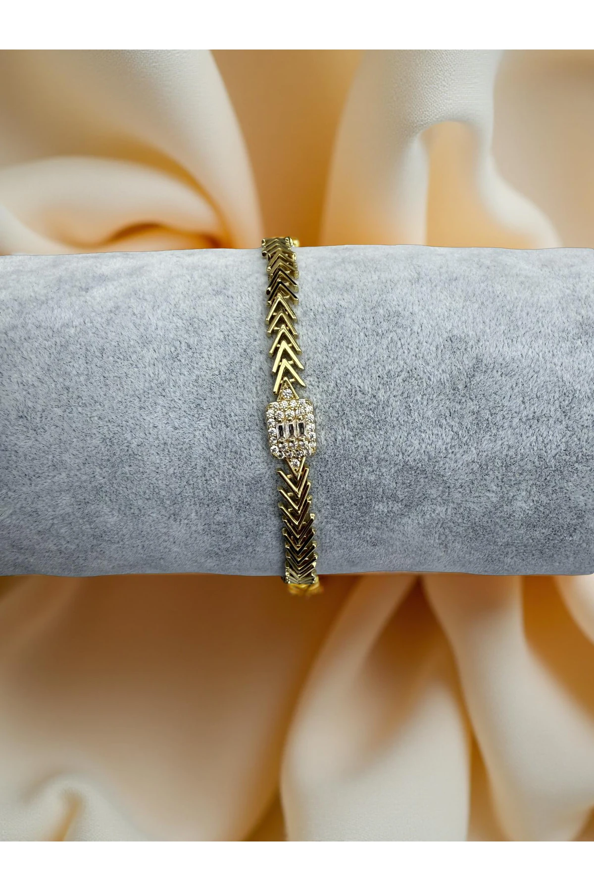 Gold Renk Balık Kılçığı Formlu Tek Taş Detaylı Bileklik