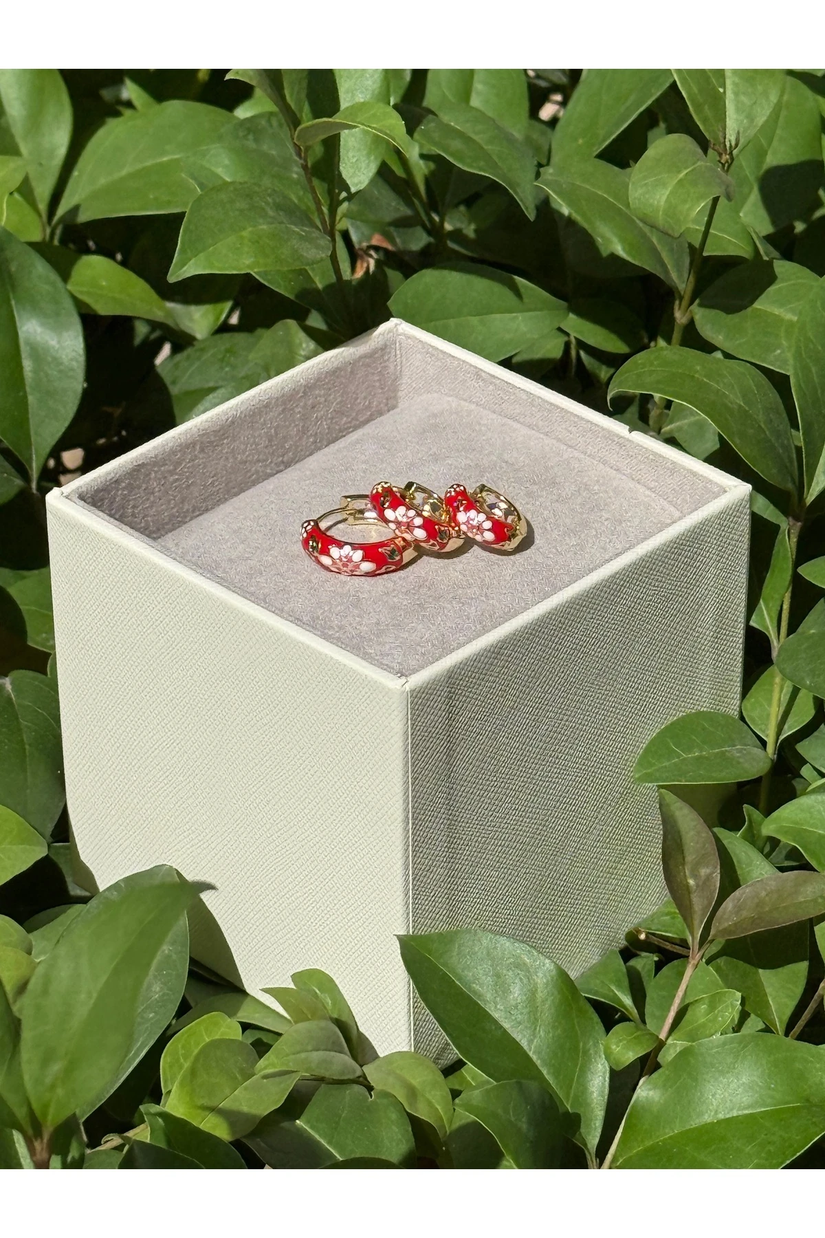 Kadın Çiçek Desenli Renkli Çelik Halka Küpe - Kırmızı