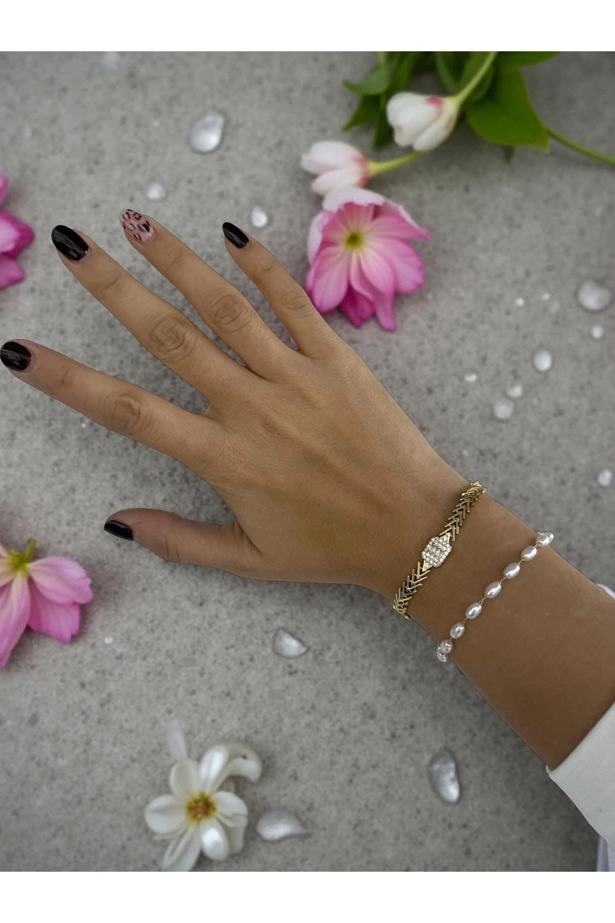 Gold Renk Balık Kılçığı Formlu Tek Taş Detaylı Bileklik