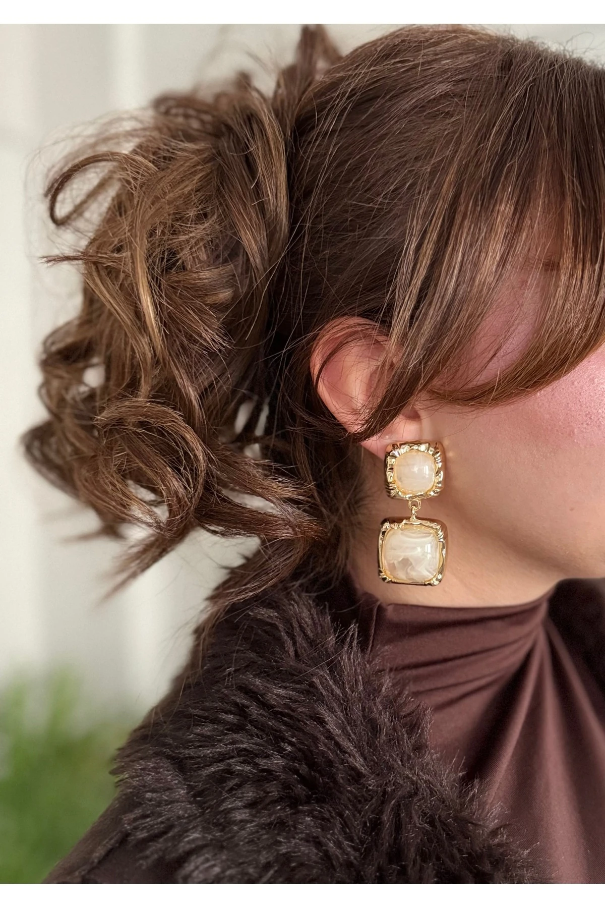 Gold Çerçeveli Doğal Form Krem Küpe