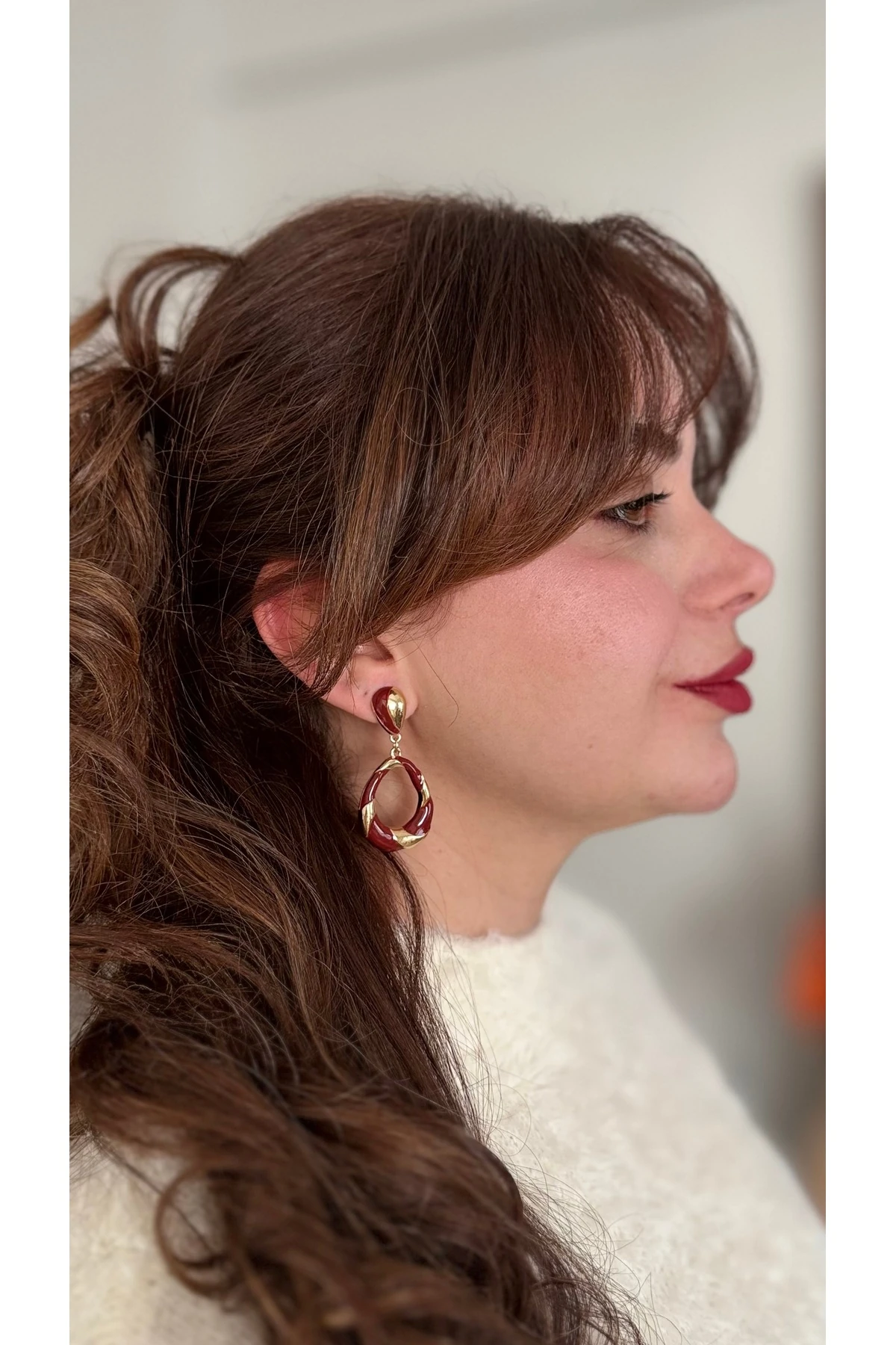 Bordo Mine ve Gold Burgulu Halka Sarkıt Küpe