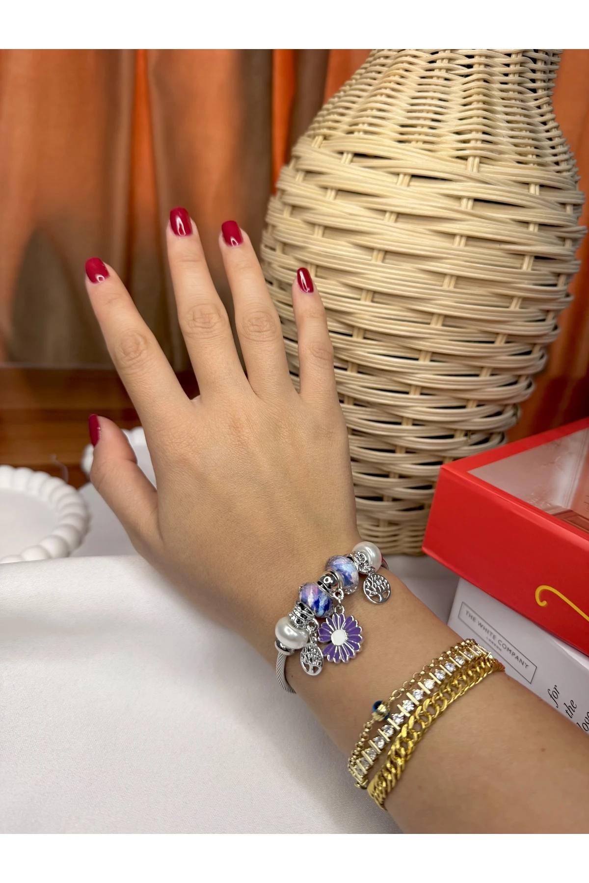 Gümüş Renk Çelik Charm Bileklik – Mor Çiçek ve Taş Detaylı