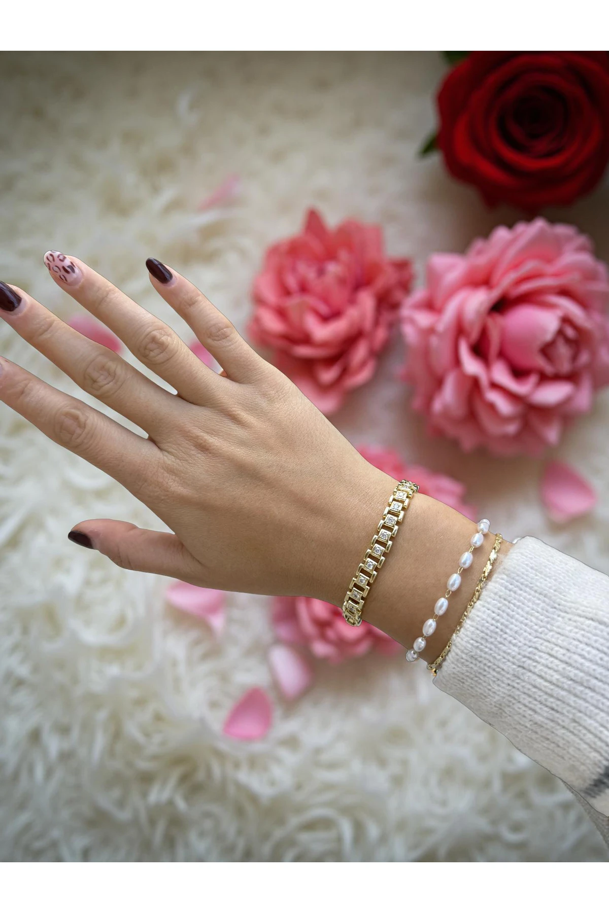 Gold Renk Taş Detaylı Kare Form Modern Bileklik – Şık & Zarif Tasarım