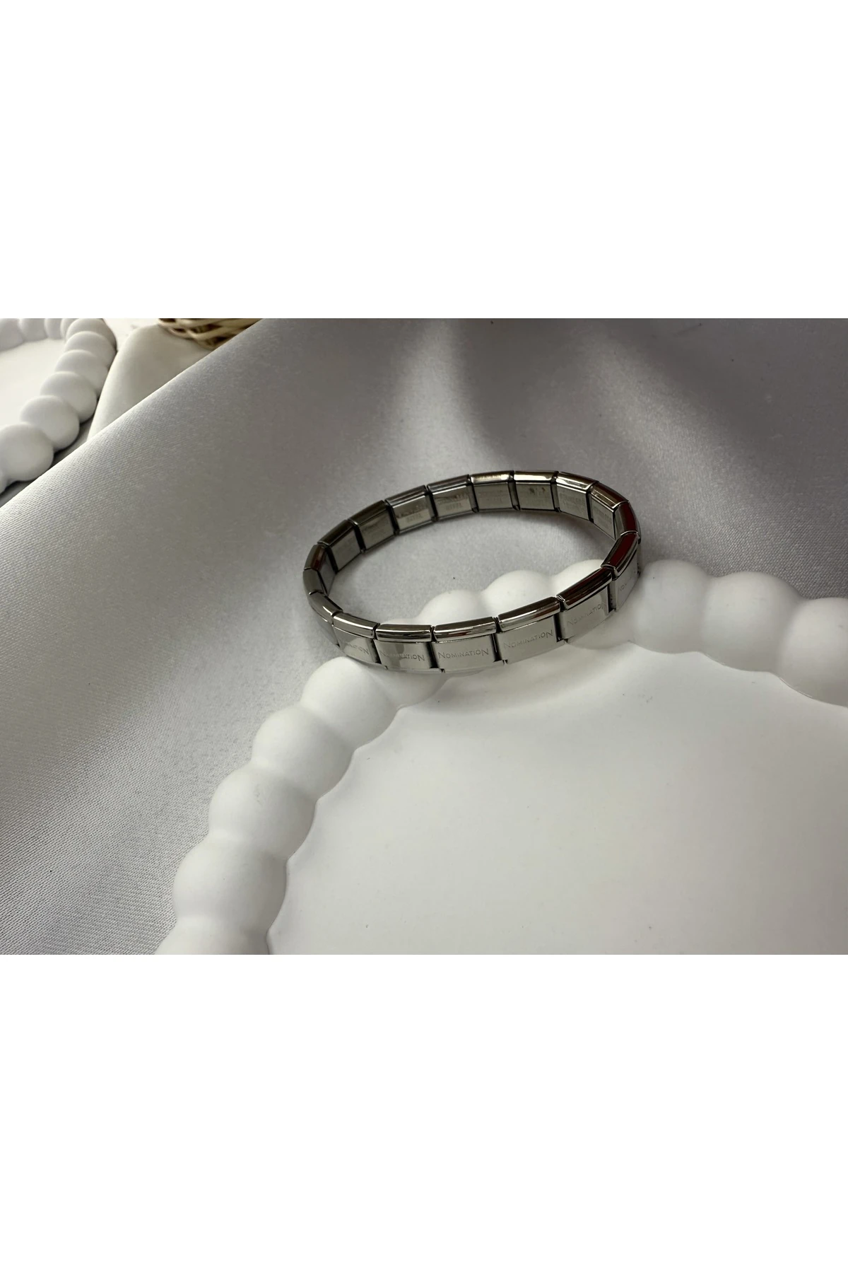 Çelik Nomination Tarzı Bileklik – Şık ve Zamansız Tasarım