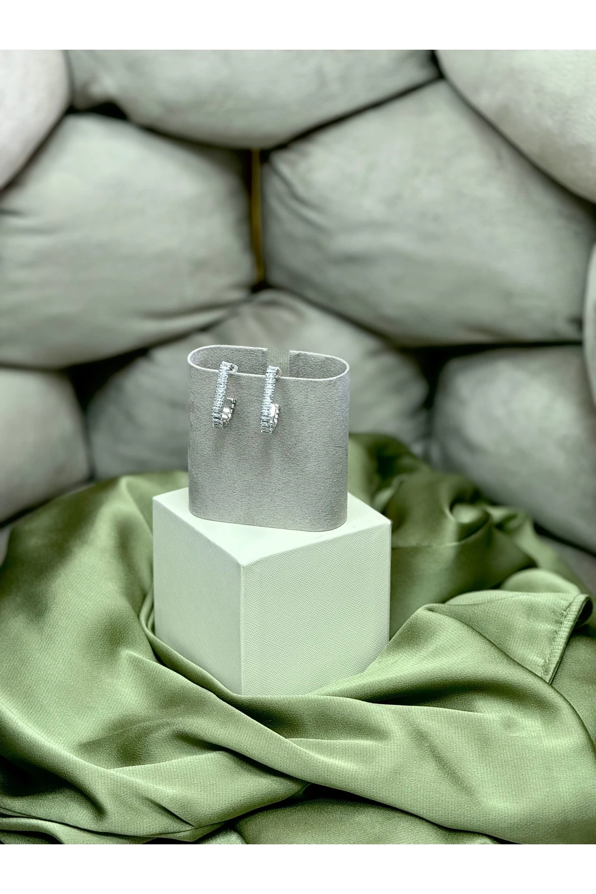 Kadın Tam Taş İşlemeli Çelik Halka Küpe - Gümüş Renk