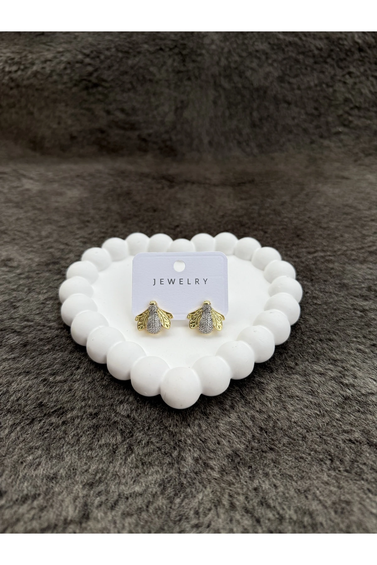 Altın Renk Arı Figürlü Küpe – Şık & Zarif Tasarım