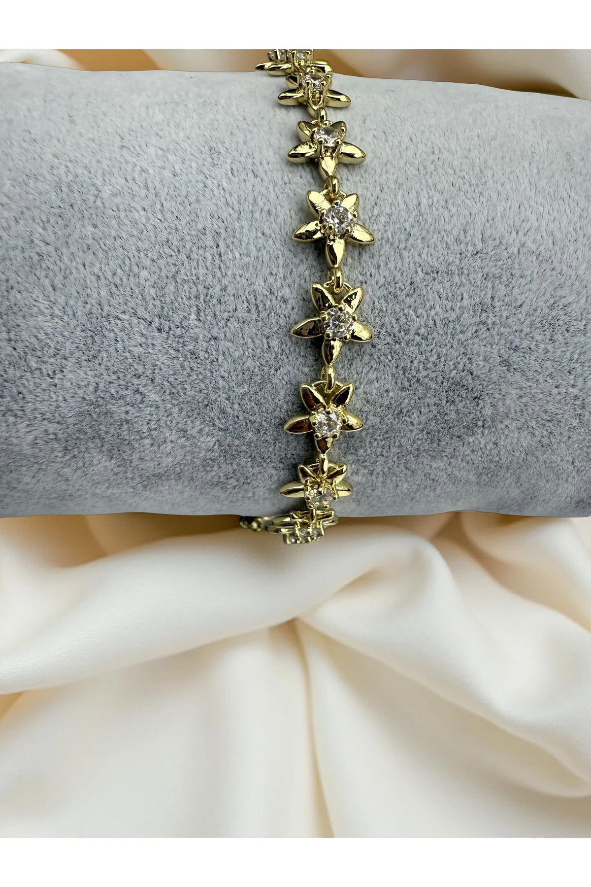 Gold Renk Çiçek Formlu Tek Taşlı Bileklik