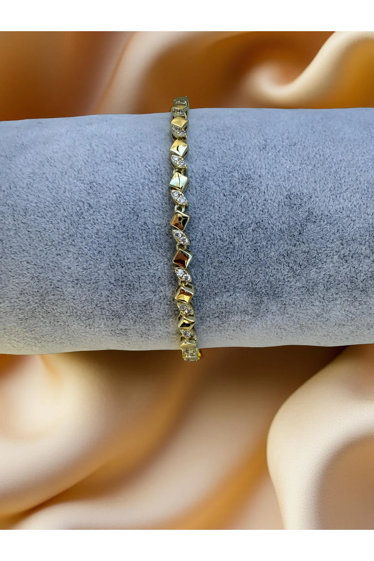 Gold Kare & Taş Detaylı Zarif Bileklik – Modern Işıltılı Tasarım