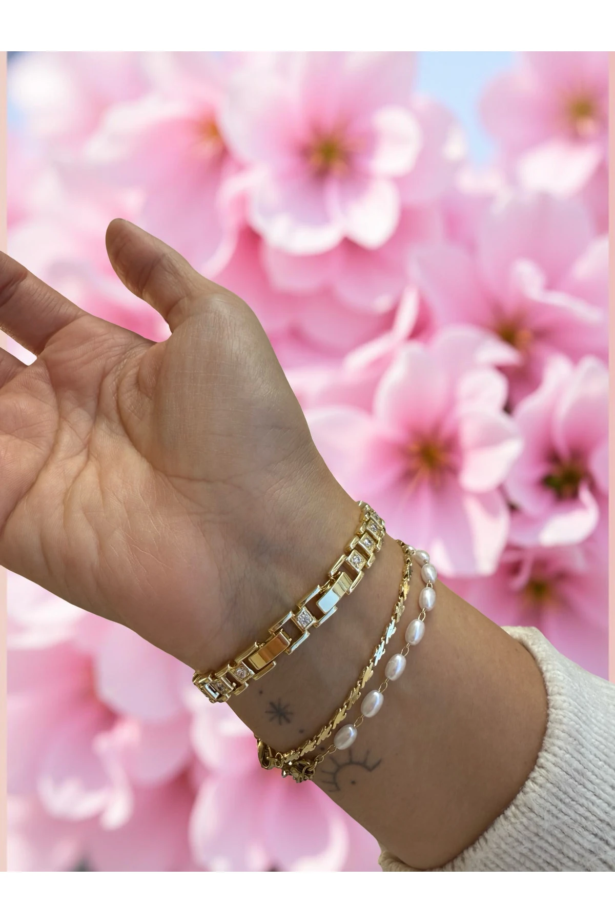 Gold Renk Taş Detaylı Kare Form Modern Bileklik – Şık & Zarif Tasarım