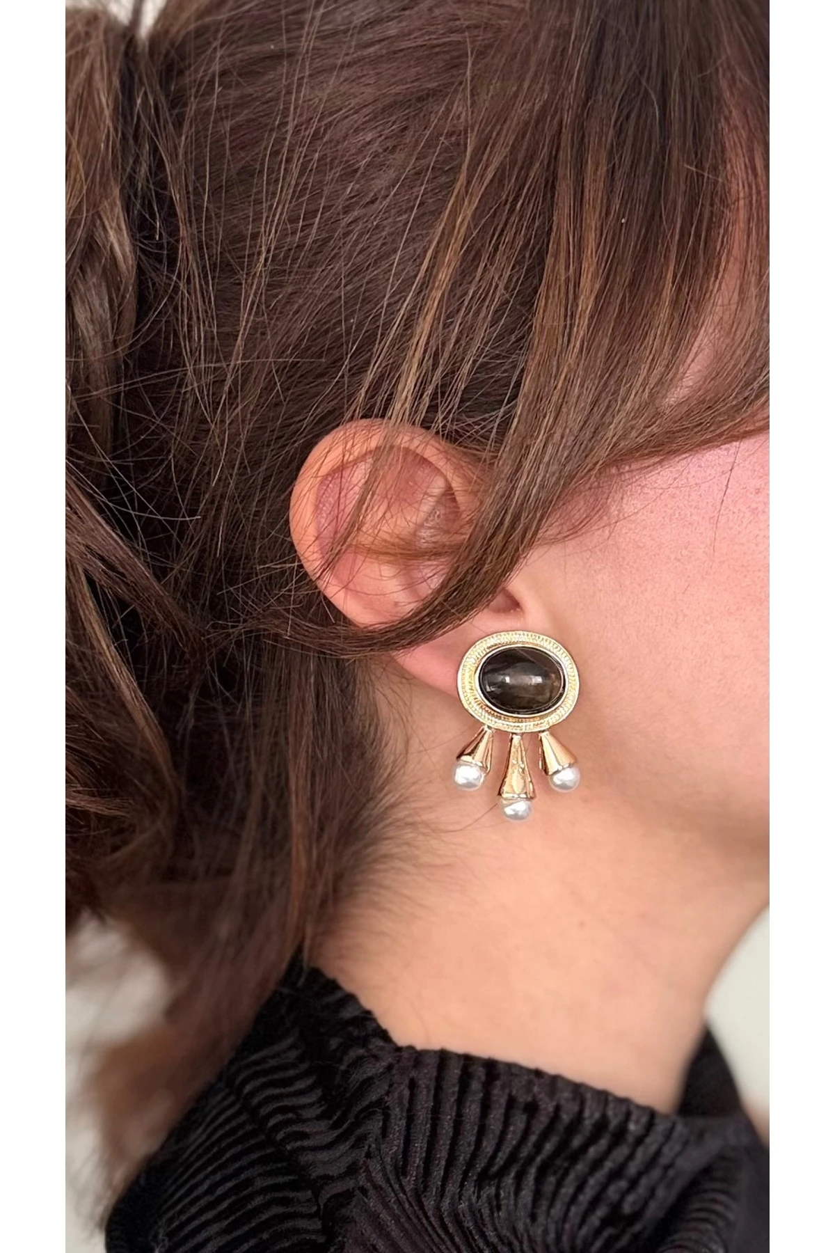 İnci Detaylı, Siyah Oval Taşlı Gold Küpe