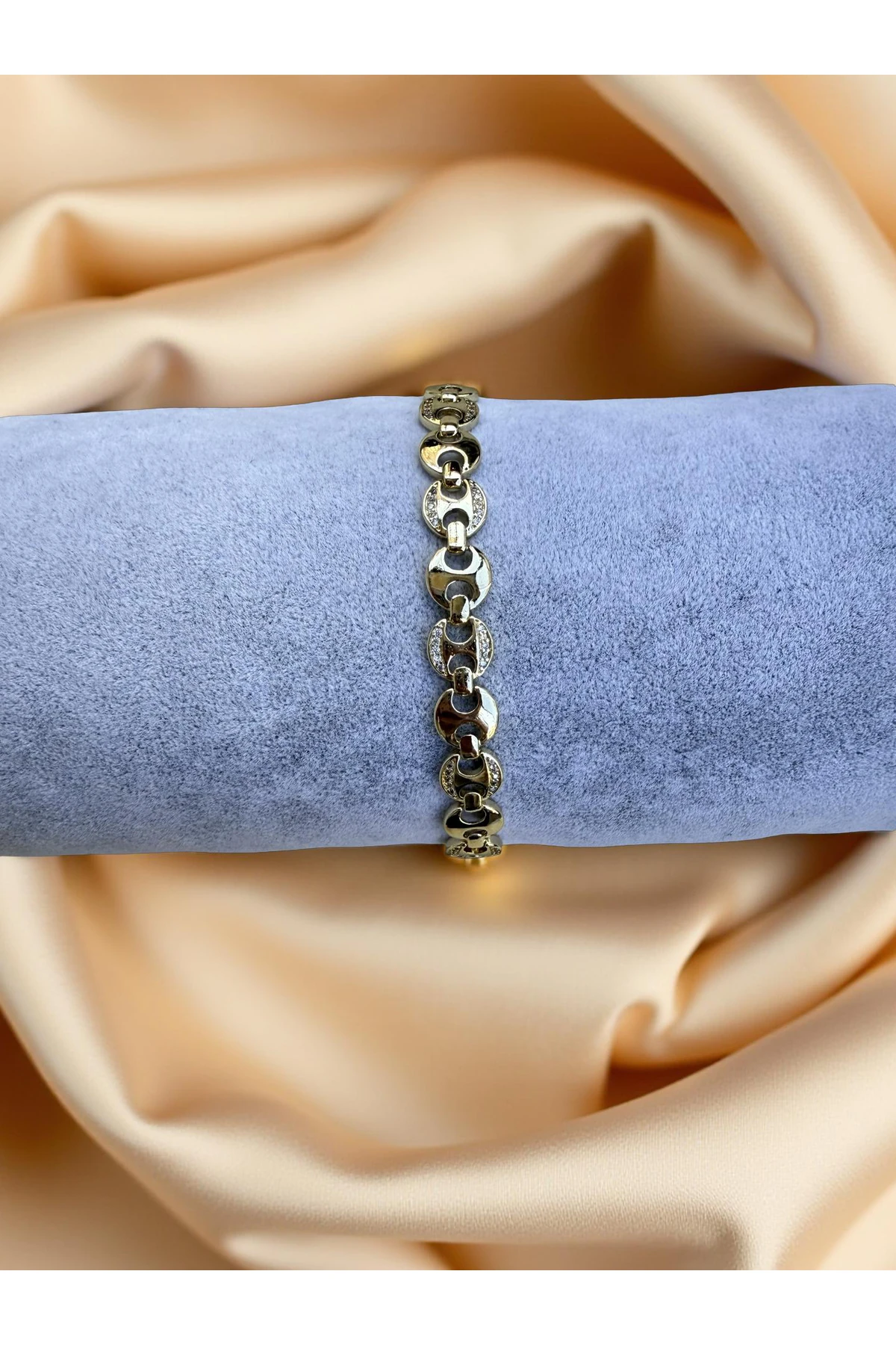 Gold Renk Modern Halkalı Tasarım Taş Detaylı Bileklik – Ayarlanabilir, Şık Model