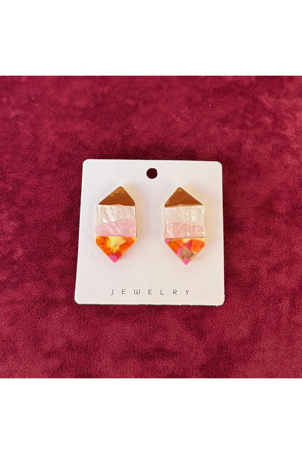 Renkli Katmanlı Geometrik Küpe – Altın, Pembe ve Mercan Detaylı