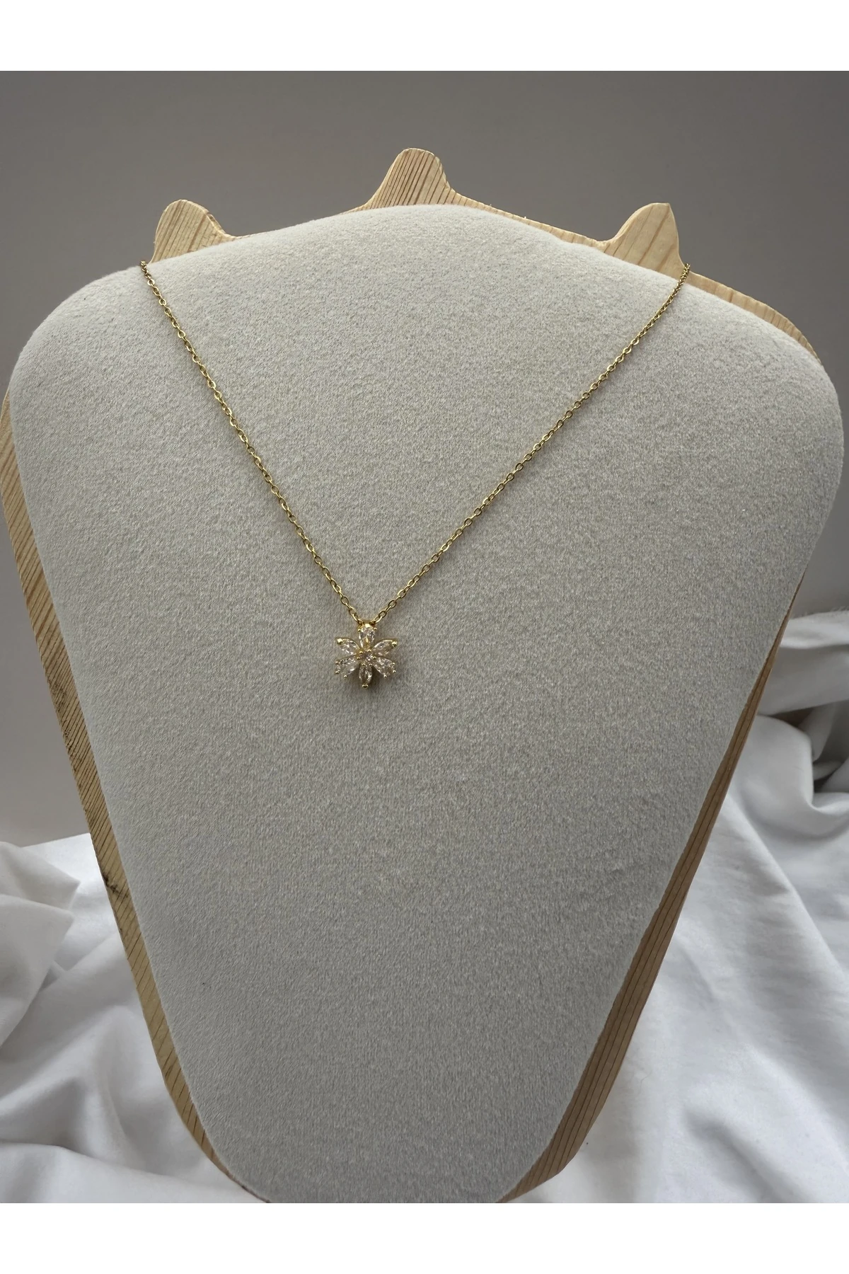 Altın veya GümüşKaplama Çiçek Model Taşlı Kolye – Zarif ve Işıltılı Tasarım – Kararma Yapmaz