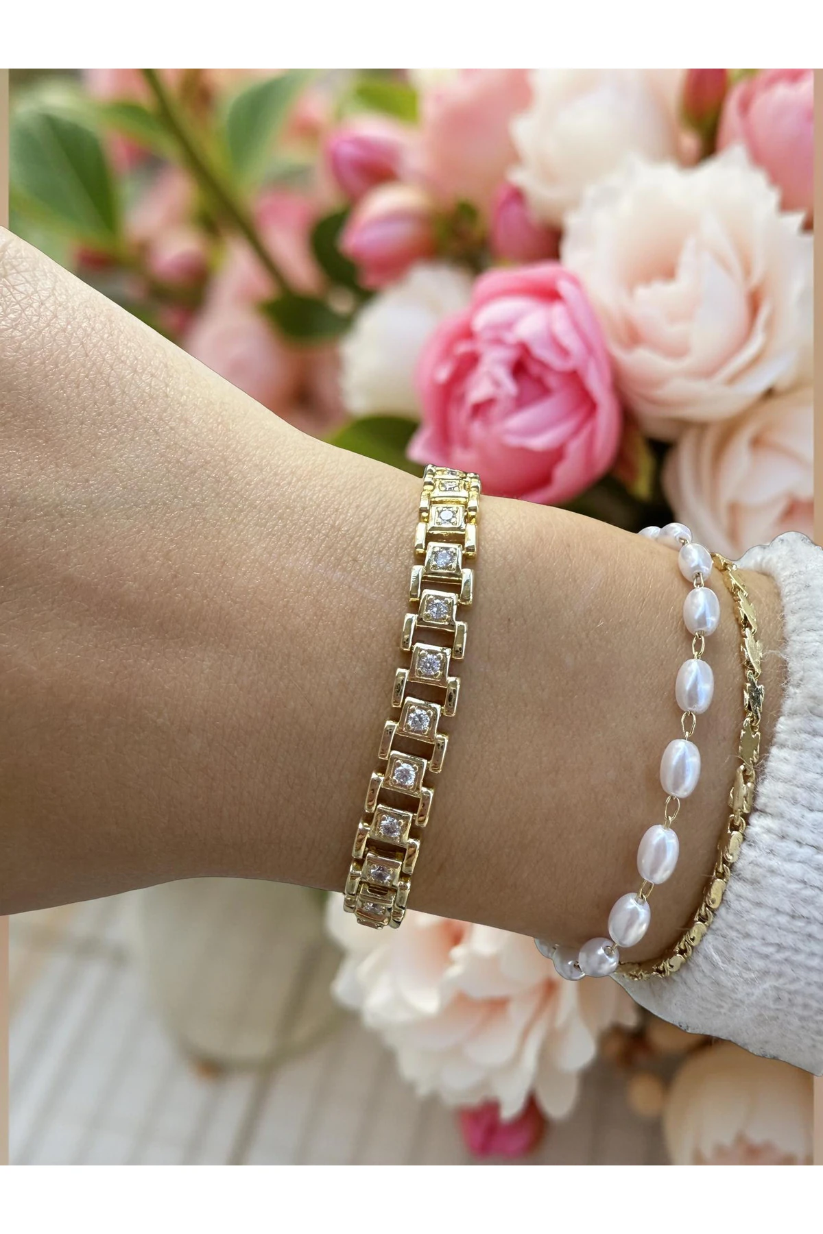 Gold Renk Taş Detaylı Kare Form Modern Bileklik – Şık & Zarif Tasarım
