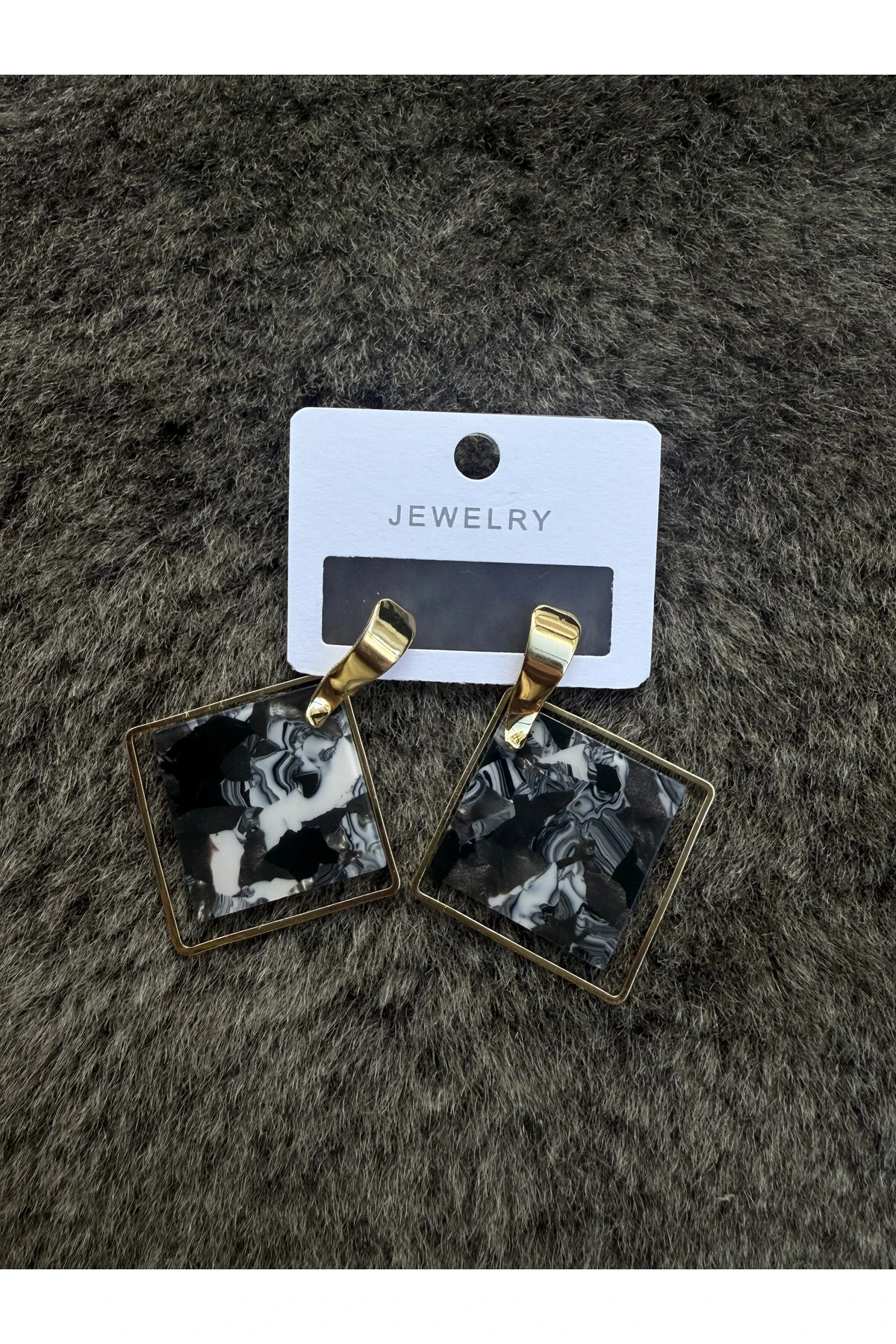 Kare Formlu Desenli Altın Detaylı Küpe (2 Renk Seçeneği)