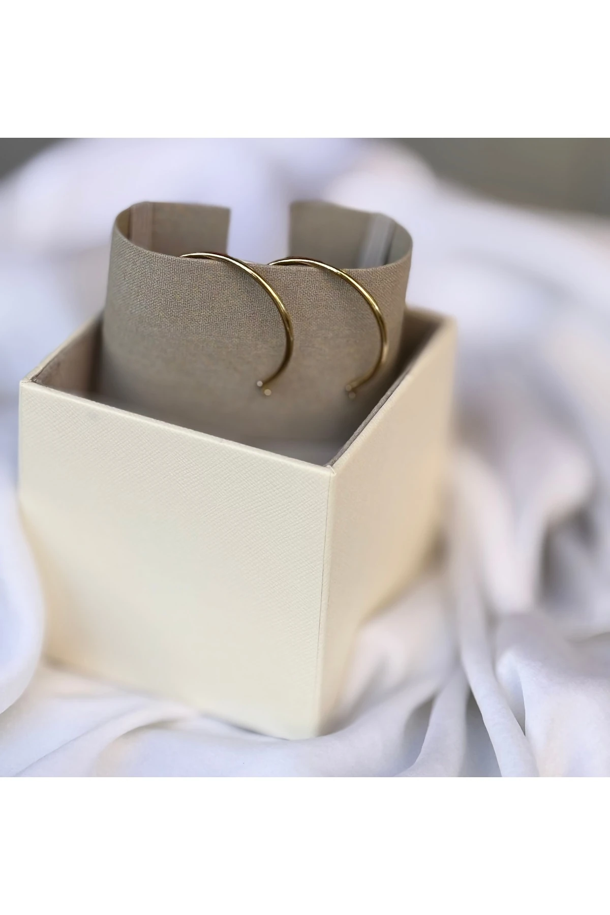 Altın Renk Büyük Halka Kadın Küpe – Klasik & Zamansız
