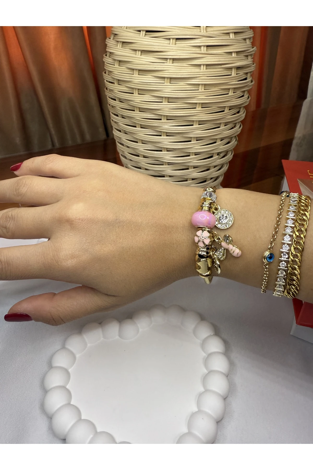 Altın Renk Çelik Charm Bileklik – Pembe Detaylı