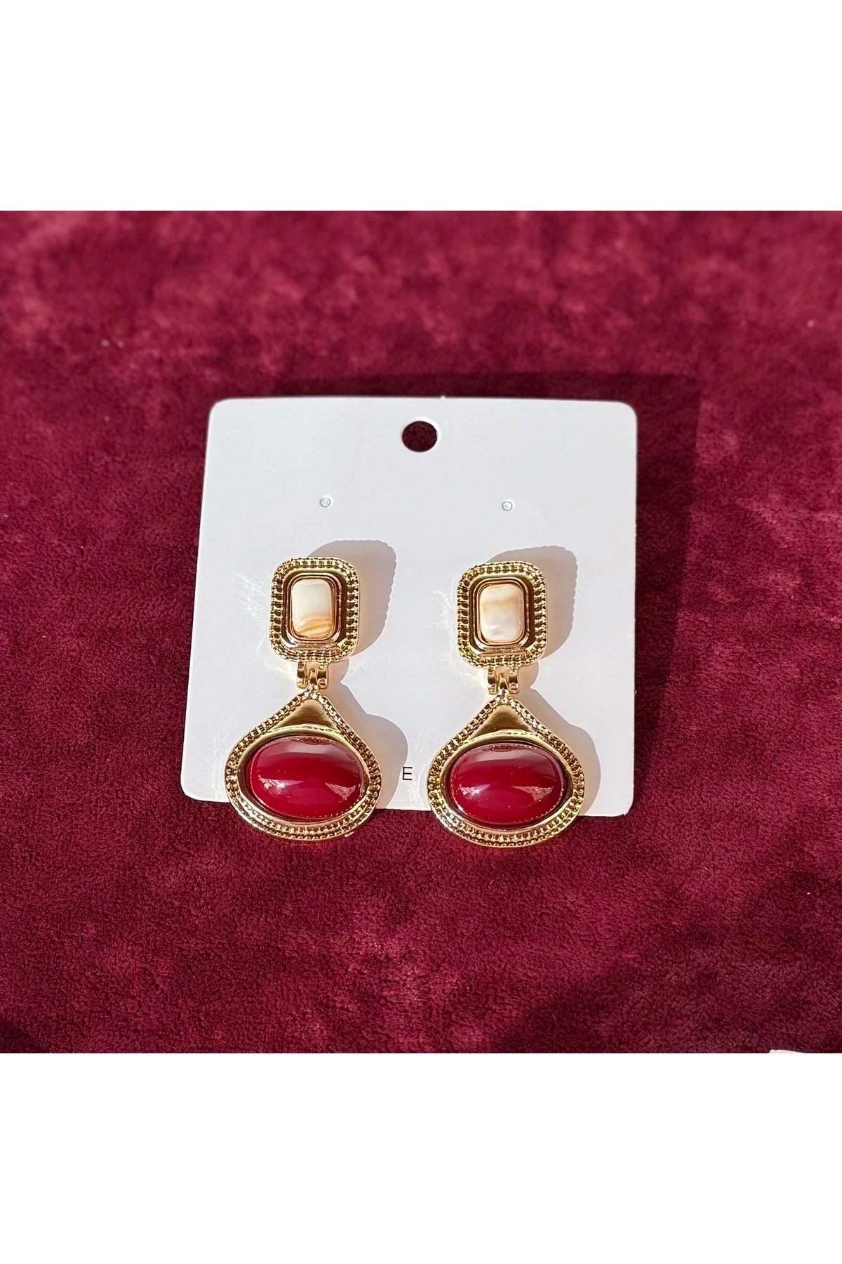 Bordo Taşlı Sallantılı Altın Detaylı Küpe – Zarif & Şık Tasarım