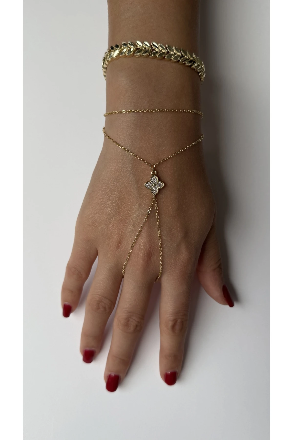 Altın Renk Yonca Detaylı Zincir El Bilekliği – Zarif & Ayarlanabilir Tasarım
